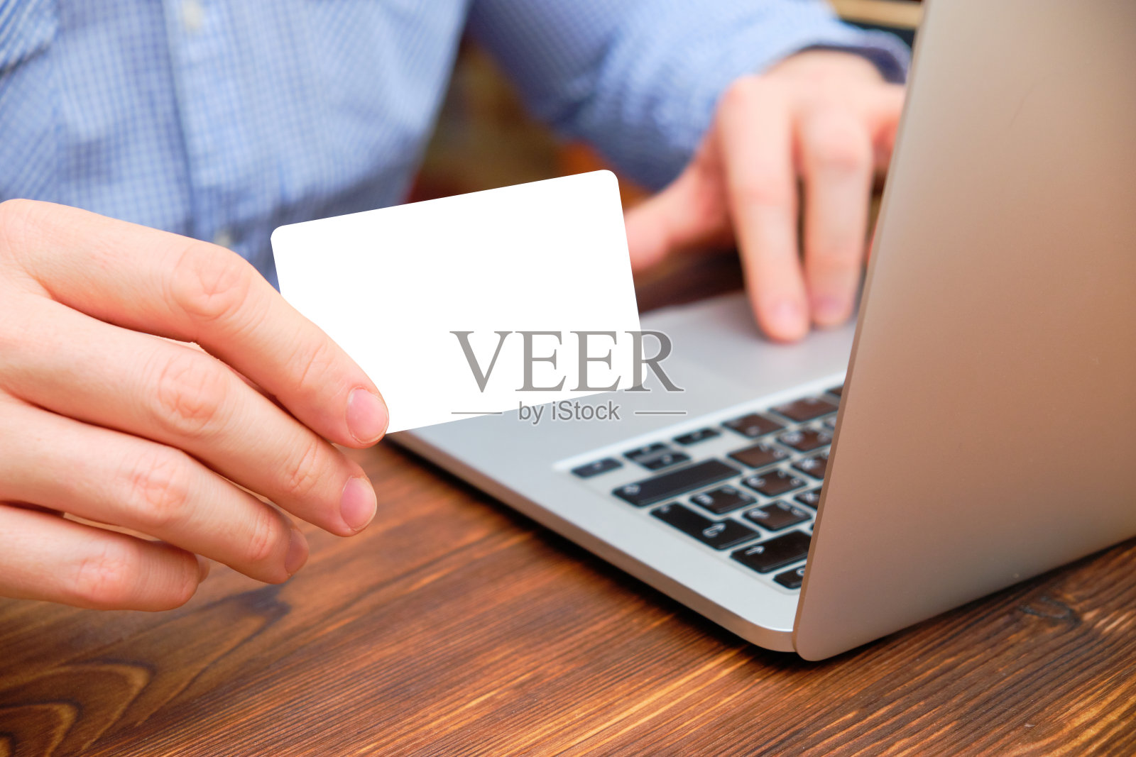 男子坐在笔记本电脑前展示带有样机和复制空间的卡片照片摄影图片