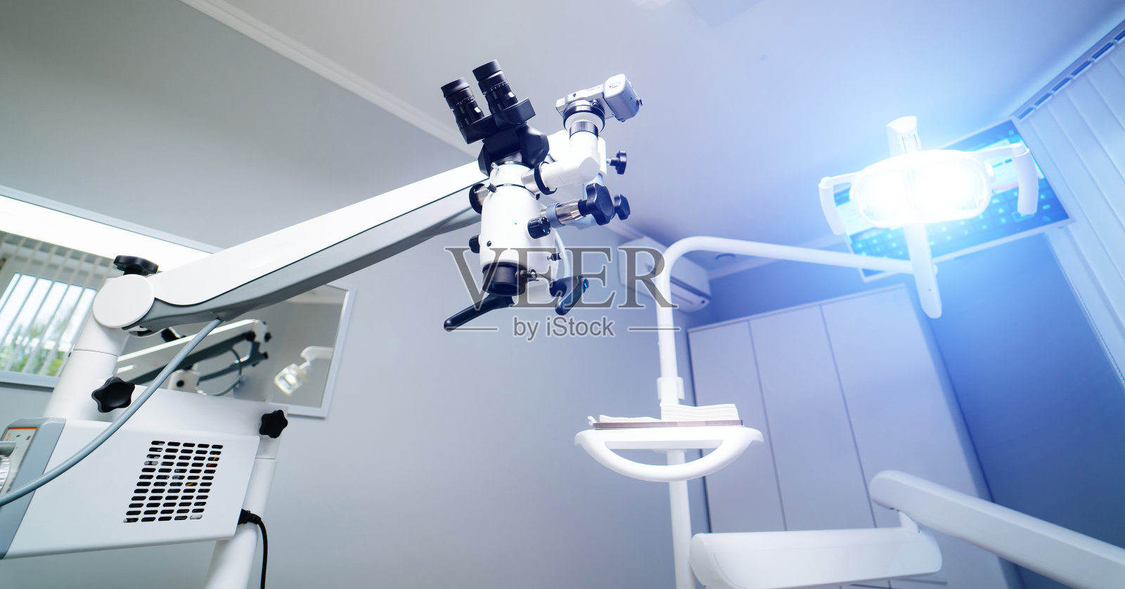 口腔显微镜操作。照片摄影图片