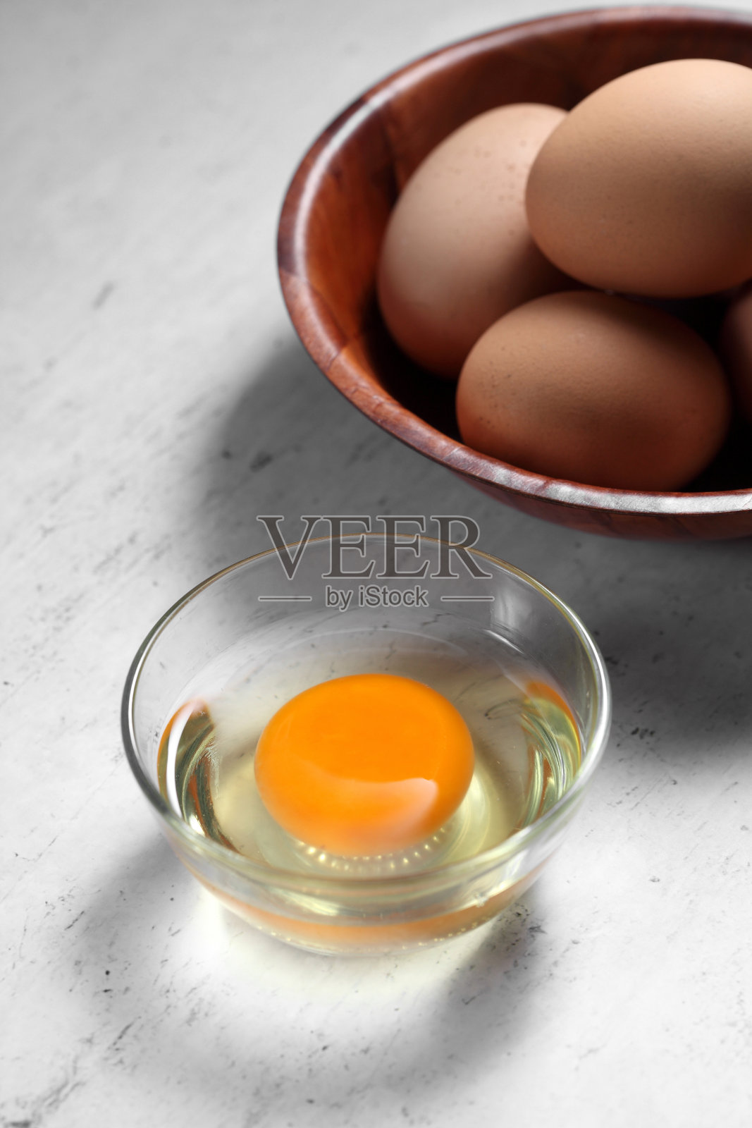 乡村背景上的生鸡蛋群,阁楼风格的厨房里的有机鸡蛋照片摄影图片