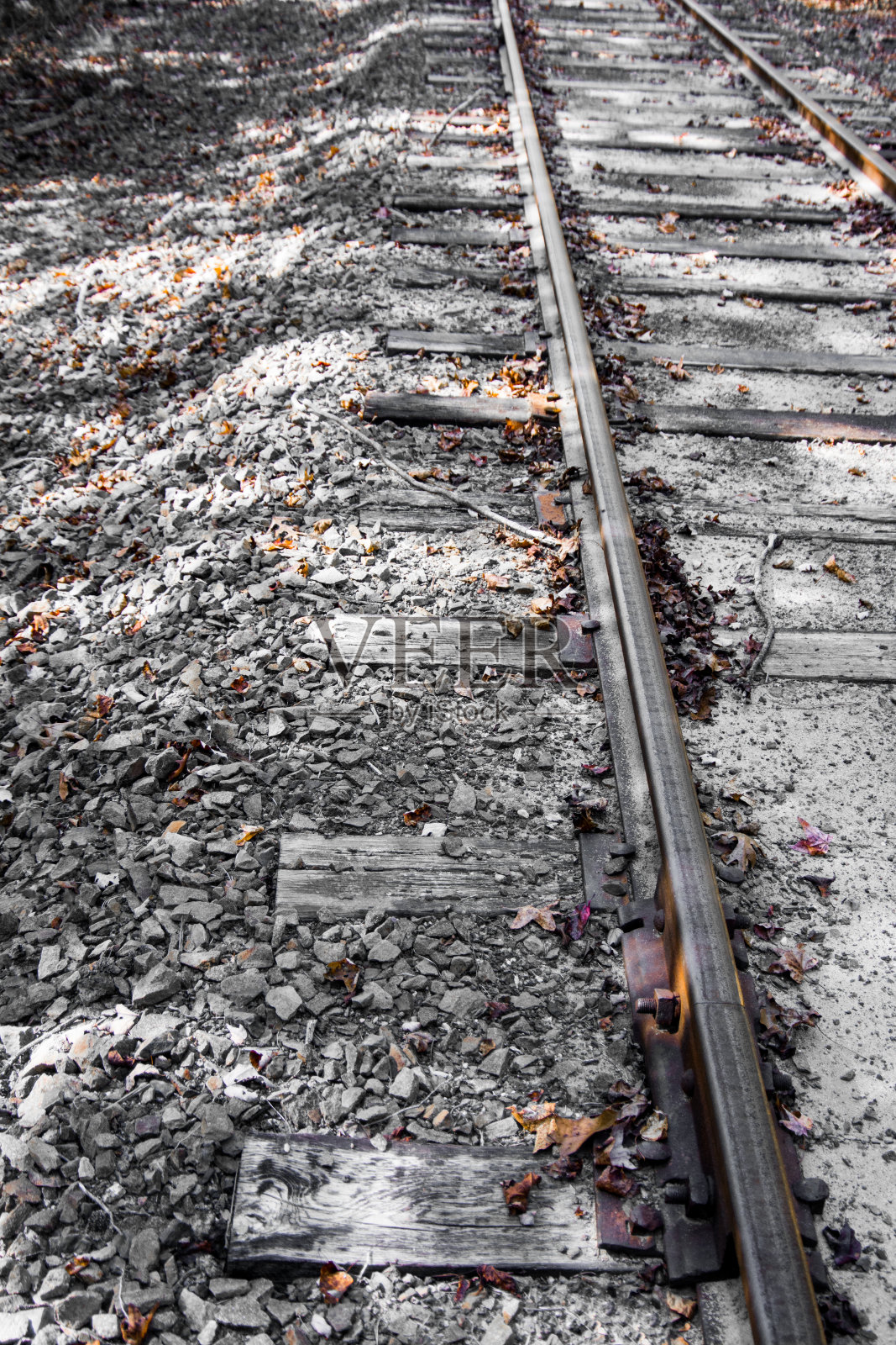 黑白背景中桔黄色的铁路路段照片摄影图片