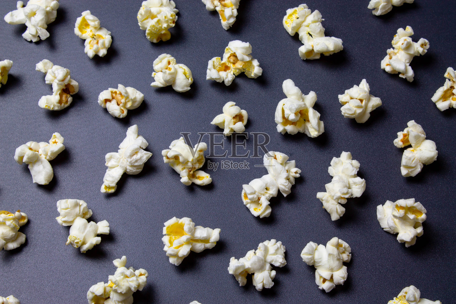 在黑暗的背景上准备好爆米花照片摄影图片