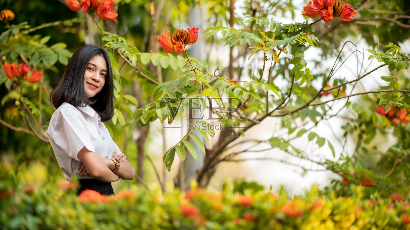 美丽的亚洲学生在大学穿校服摆拍照片摄影图片