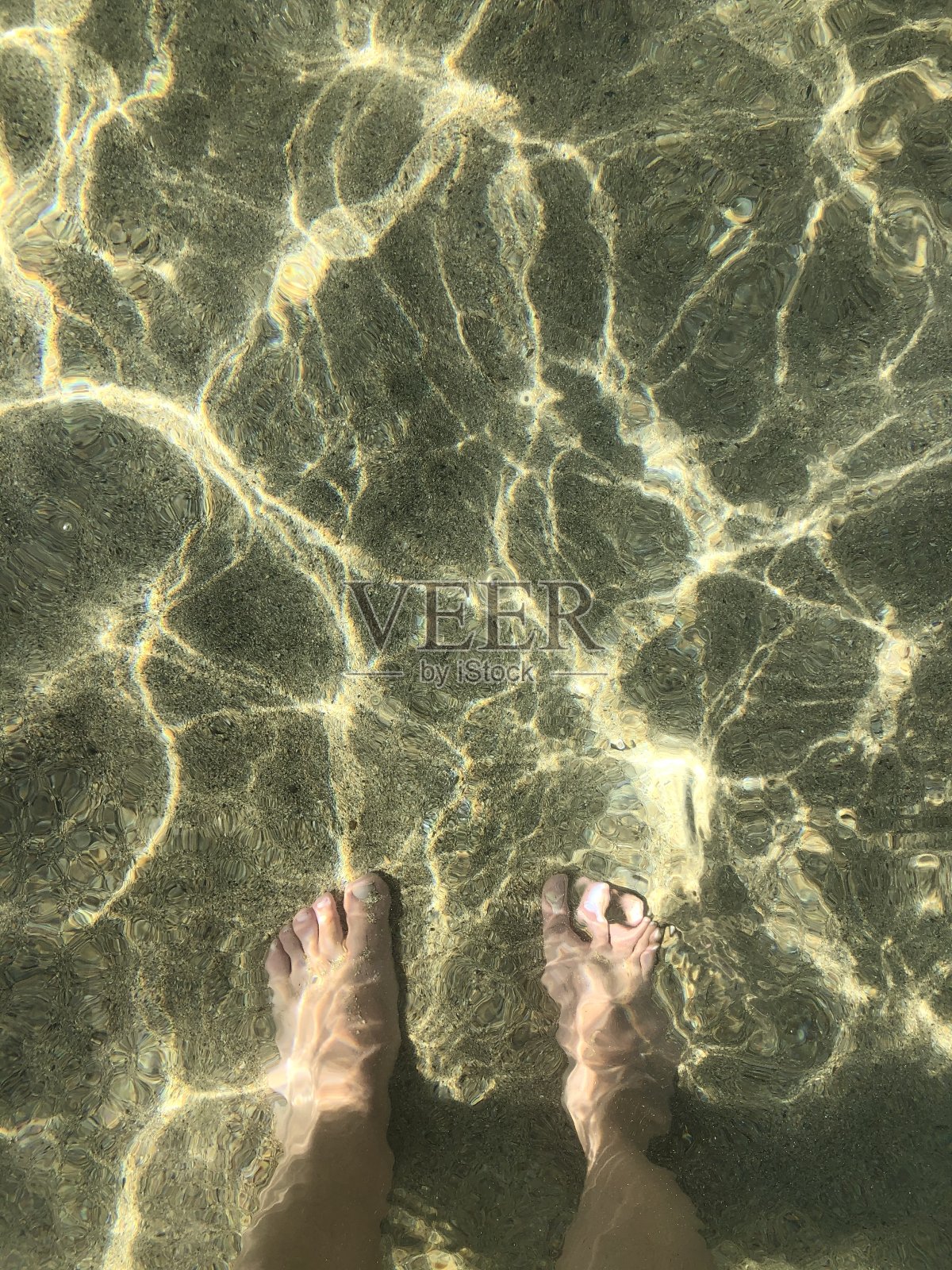 站在海水中的人照片摄影图片