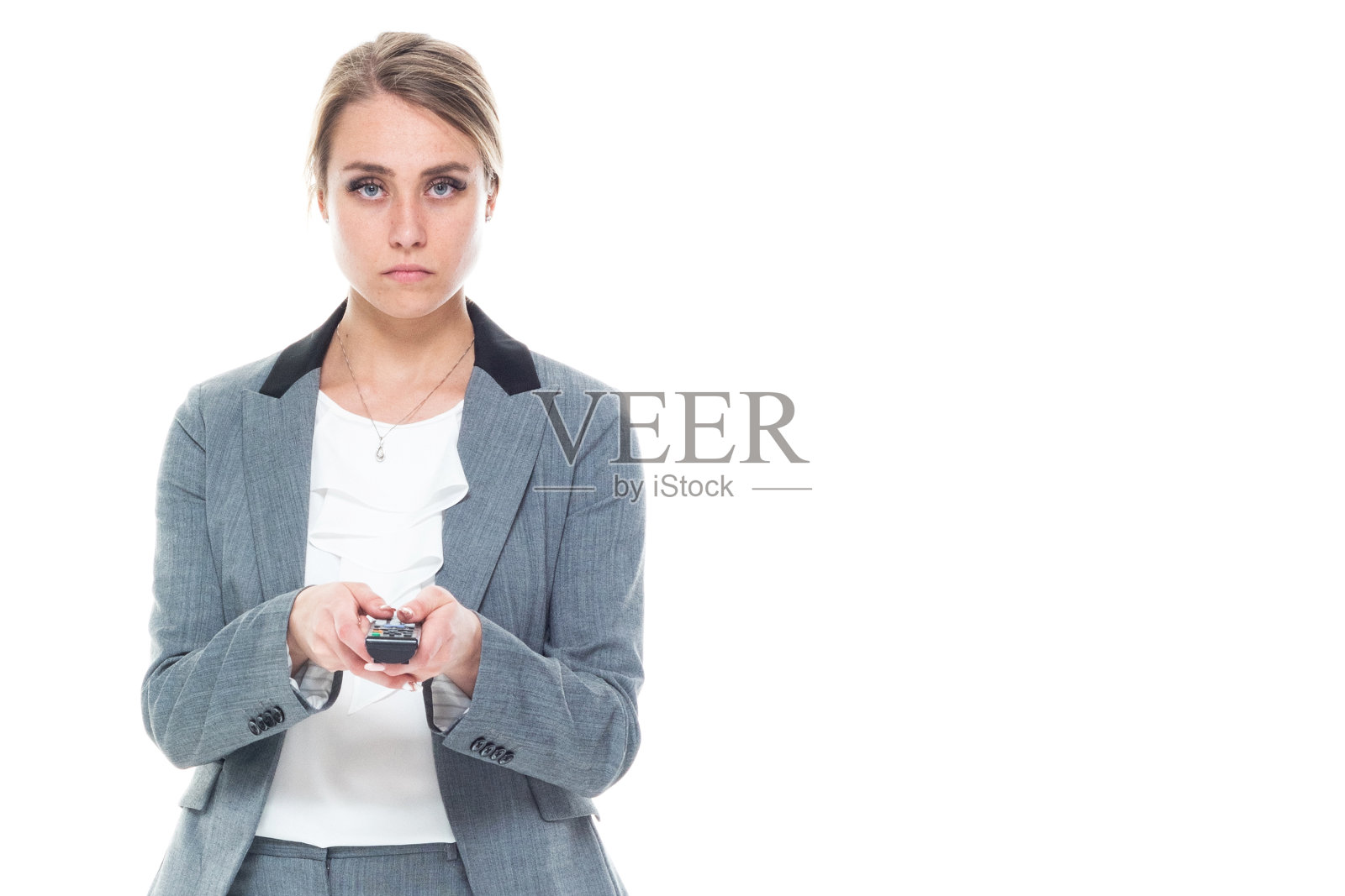 白人女商人站着拿着遥控器照片摄影图片