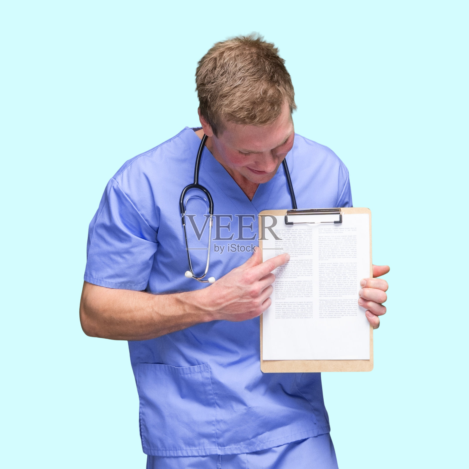 白人年轻男性,有有色背景,拿着文件照片摄影图片