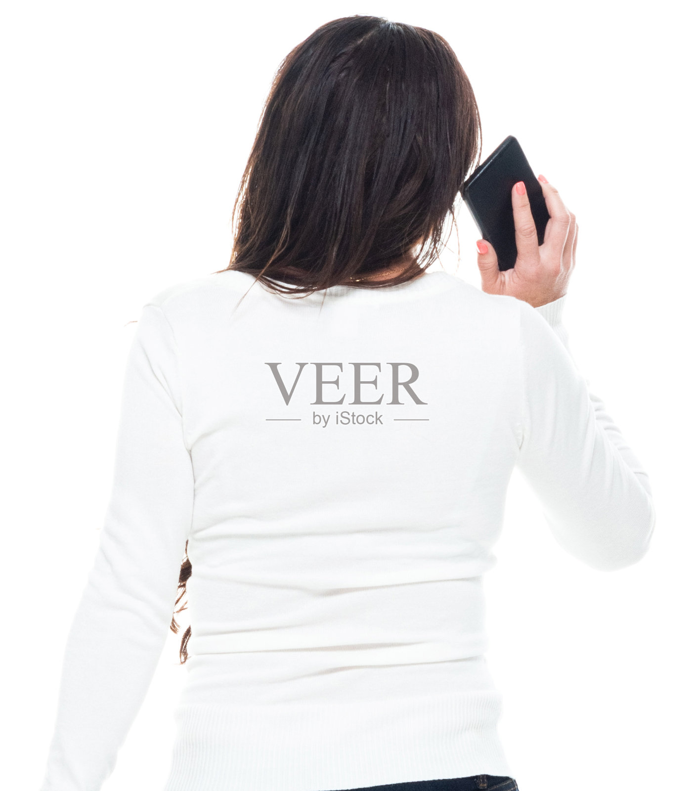 拉丁美洲和西班牙裔的年轻女性穿着裤子,拿着钱包和使用手机照片摄影图片