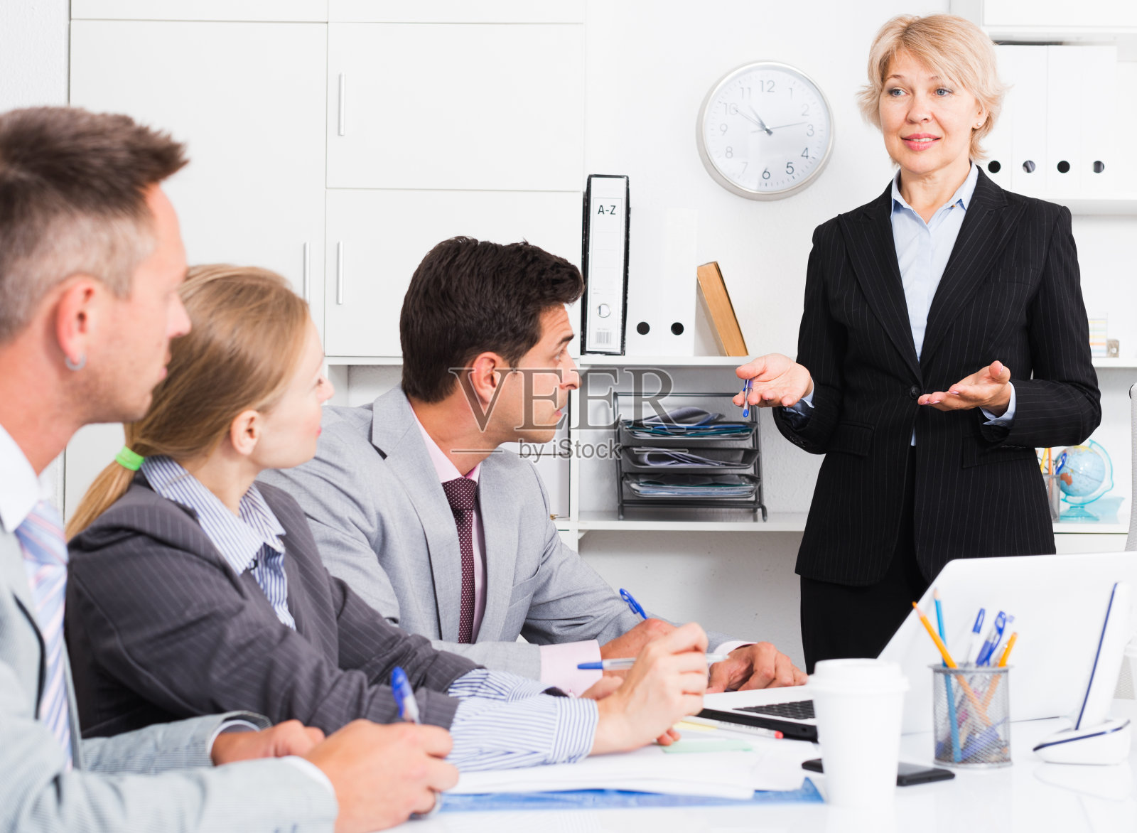 女主管召集经理开会照片摄影图片