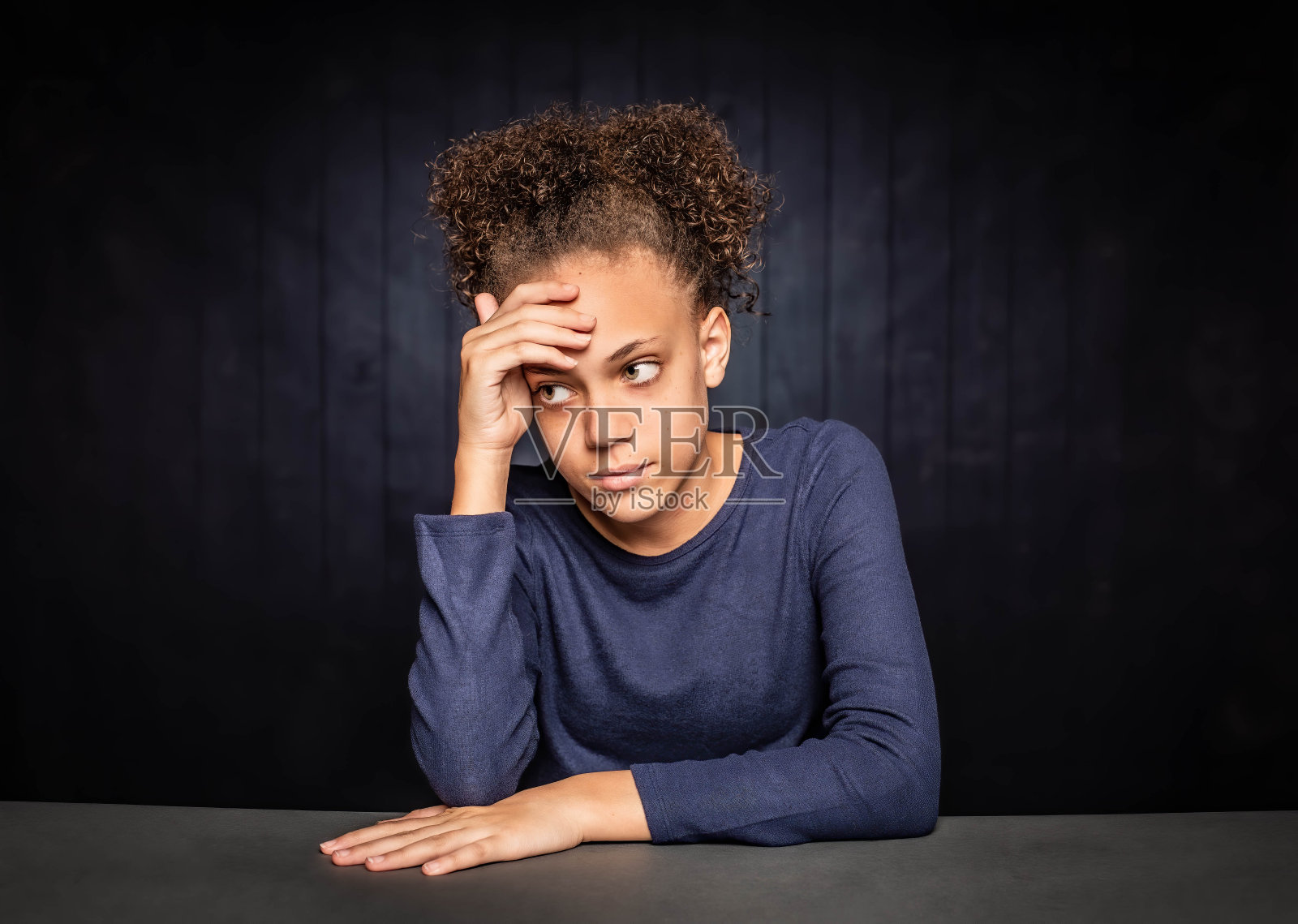 沮丧的年轻女孩照片摄影图片