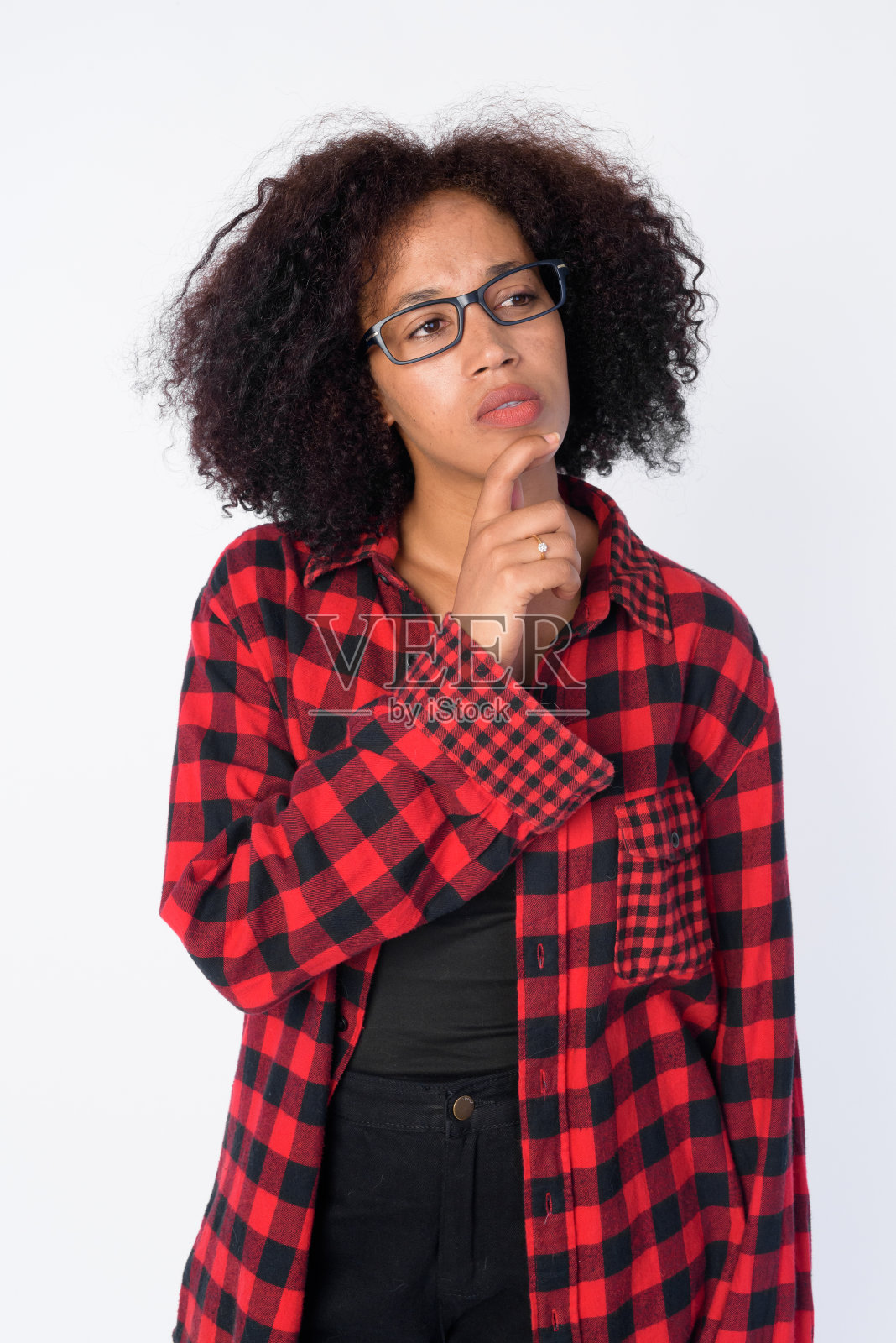 年轻的非洲潮女人戴着眼镜,一边思考一边仰望照片摄影图片