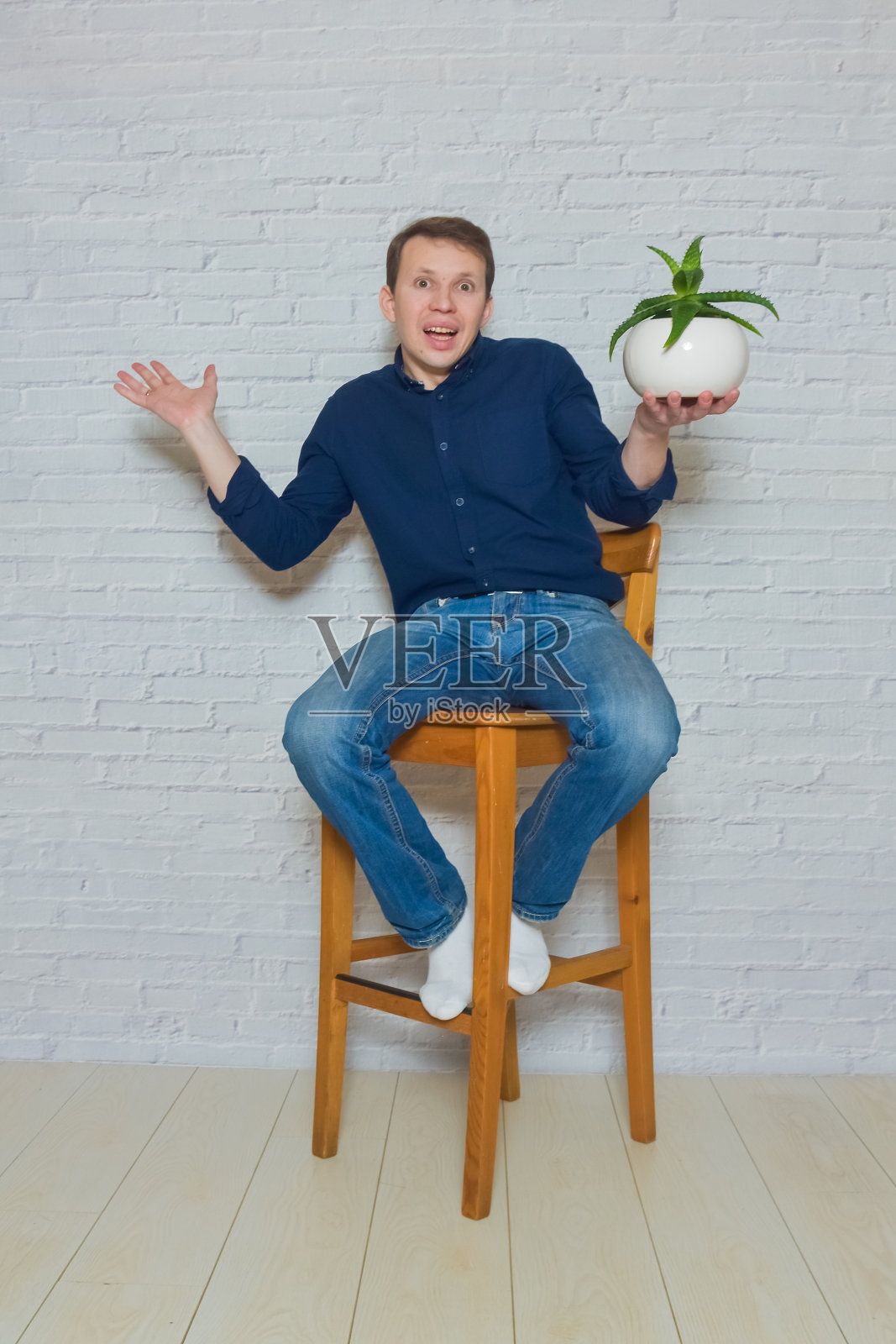 在白色砖墙前的人物表情照片摄影图片