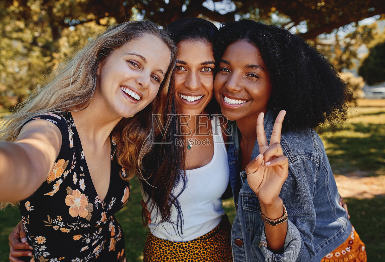 三位多元种族女性朋友公园自拍肖像照片摄影图片