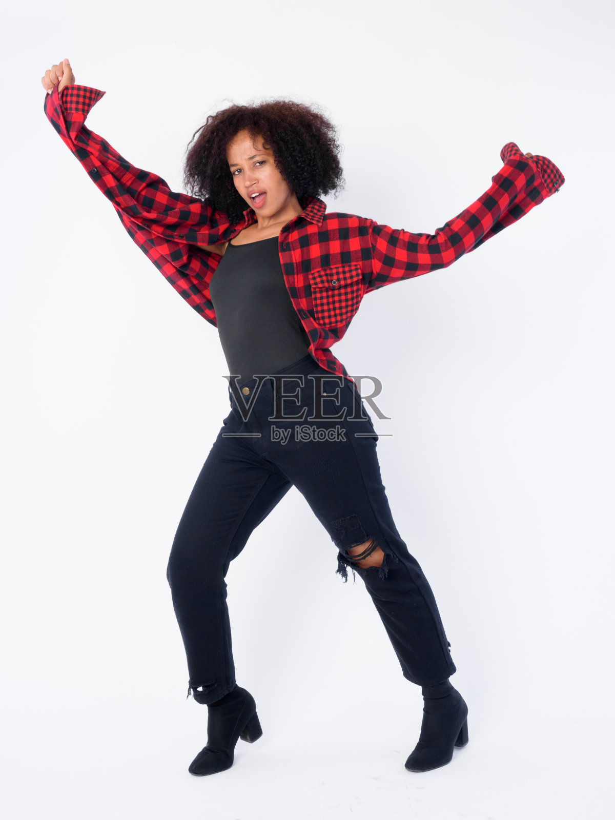 年轻美丽的非洲潮女人摆姿势的全身照片照片摄影图片