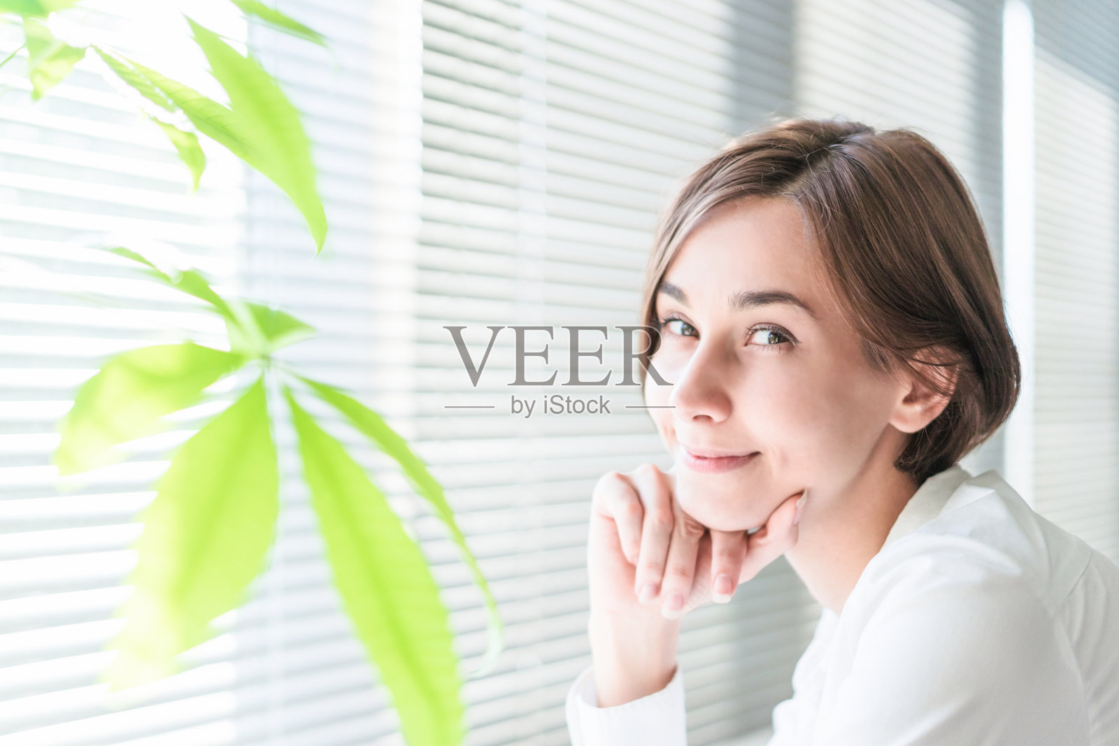 微笑的短发女人照片摄影图片