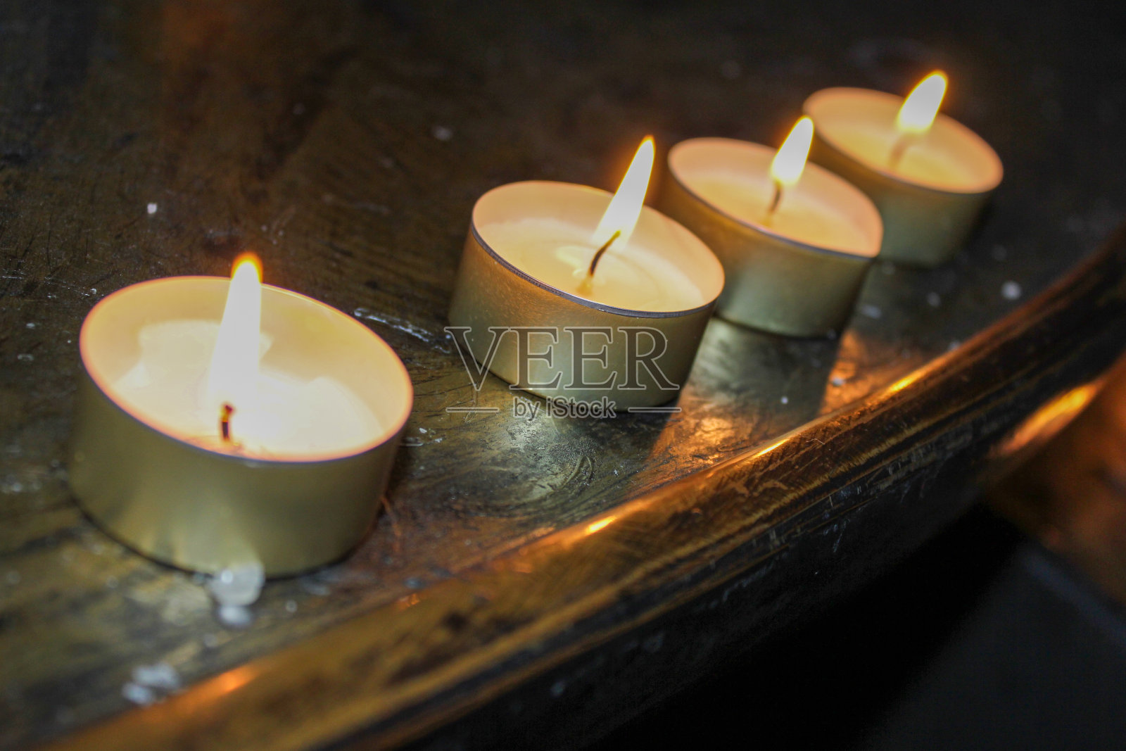 教堂,十字架,蜡烛,耶稣和雕像照片摄影图片