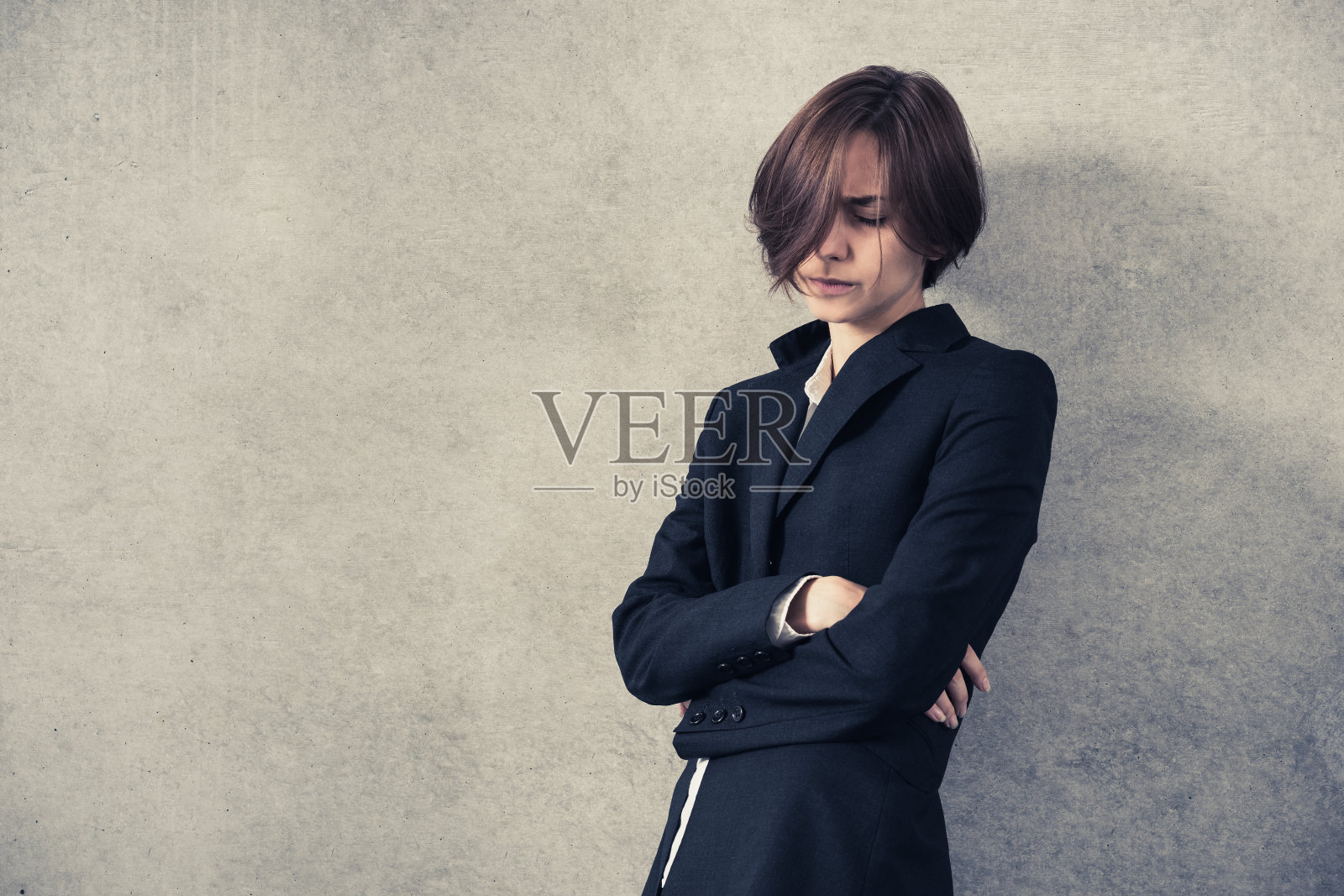 疲惫的年轻女子(西装革履的商业形象)照片摄影图片