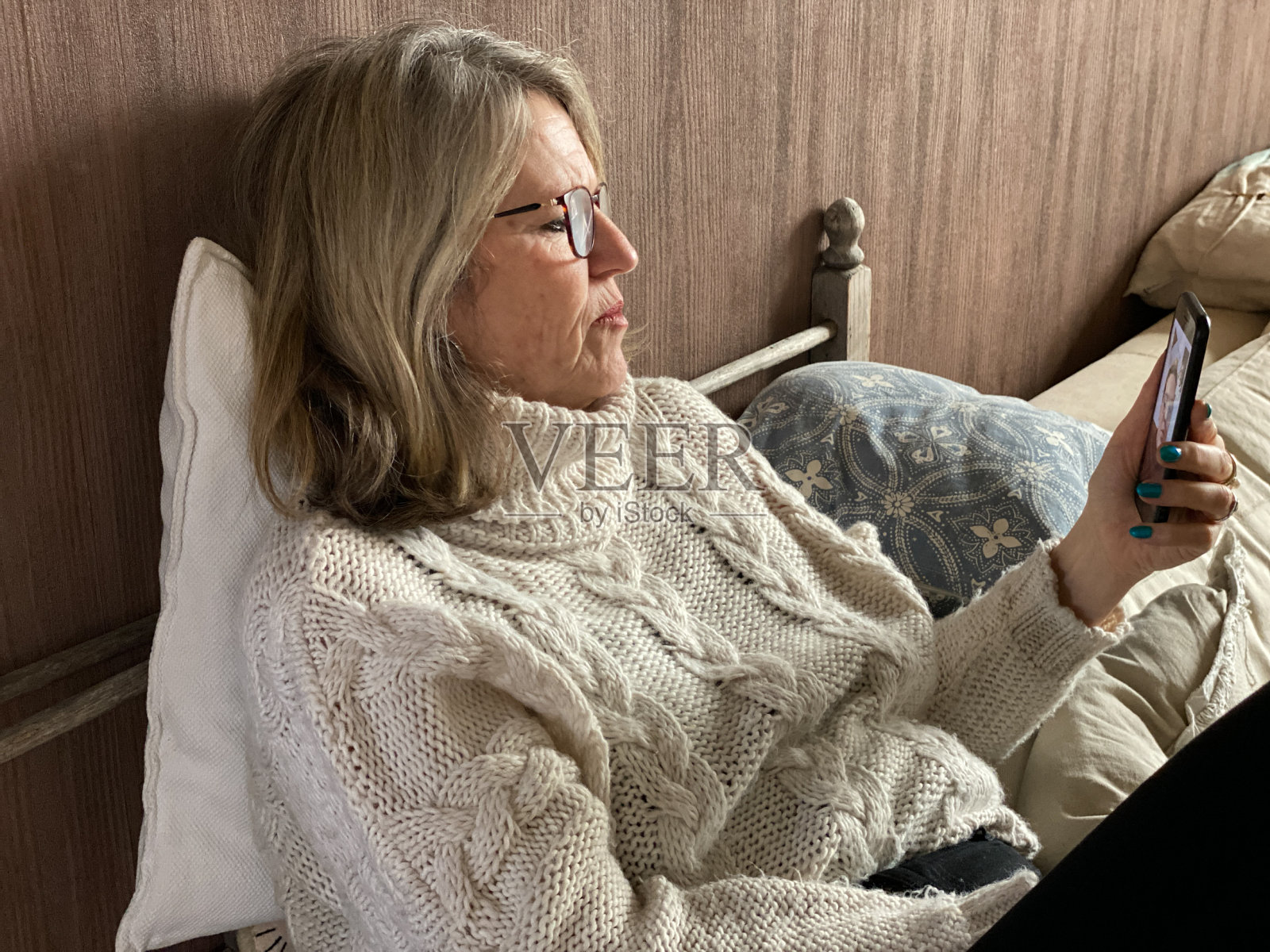 拿着智能手机的女人照片摄影图片