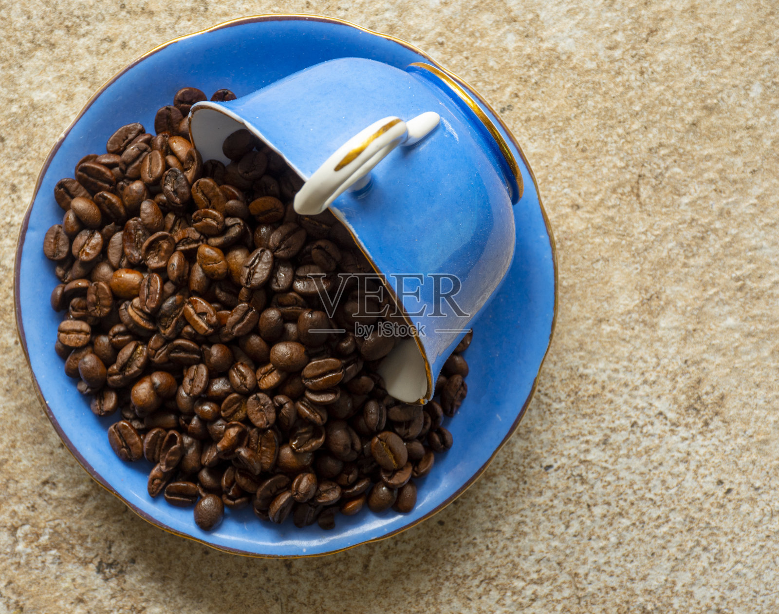 装满豆子的蓝色瓷杯照片摄影图片