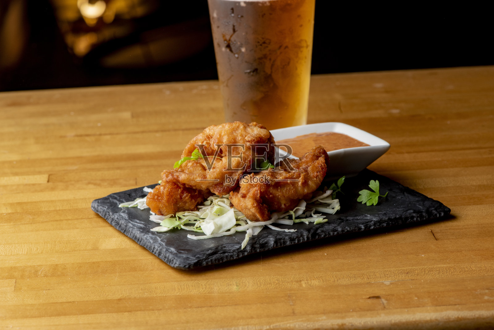 香酥鸡丁配蜂蜜芥末酱和冰啤酒照片摄影图片