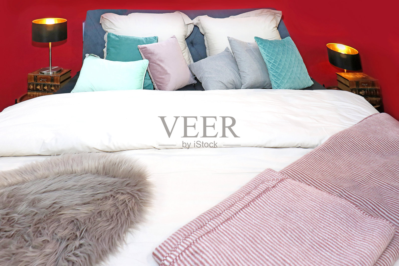 现代卧室里的床照片摄影图片