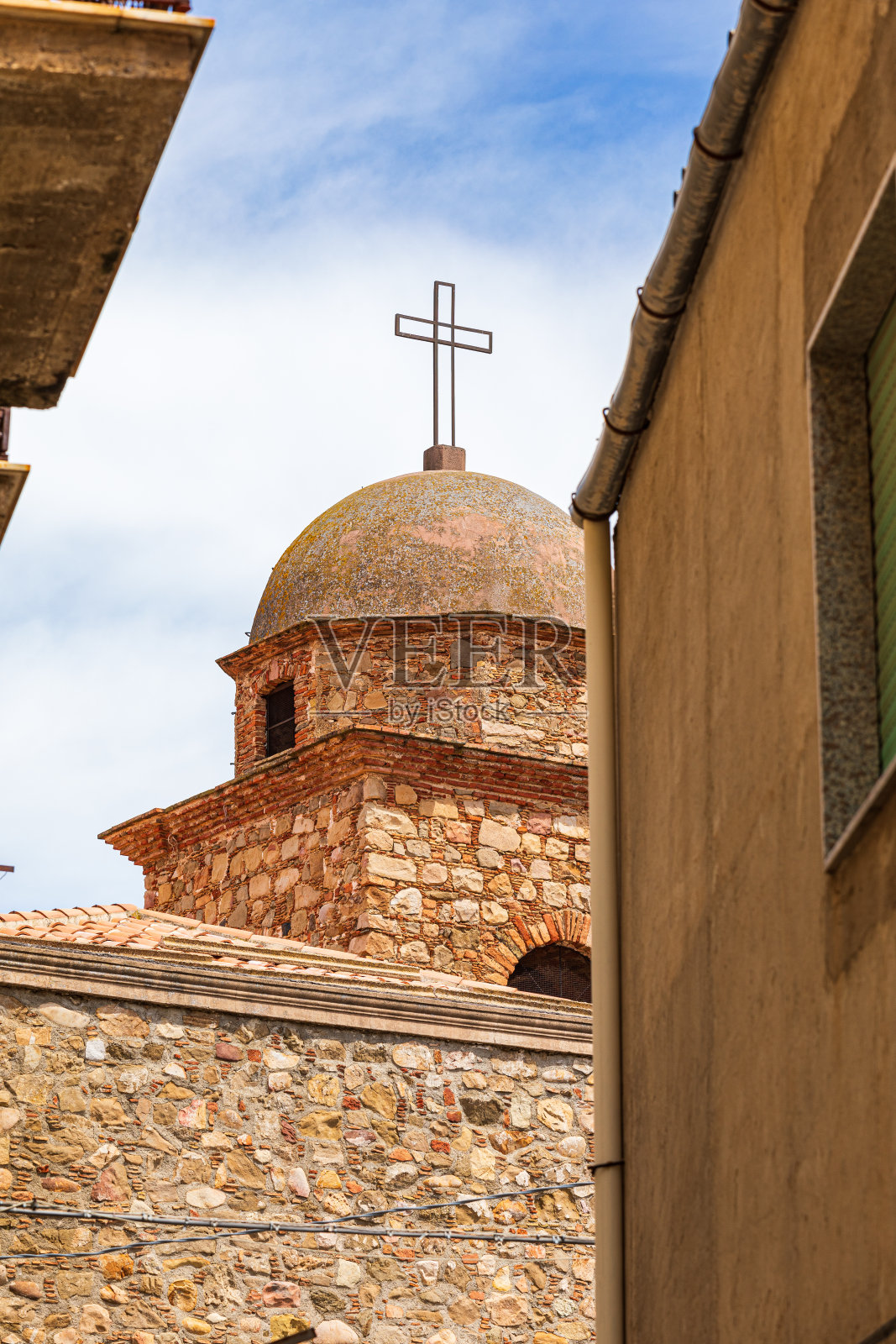 中世纪山顶小镇卡洛尼亚的一座小教堂的圆顶。照片摄影图片