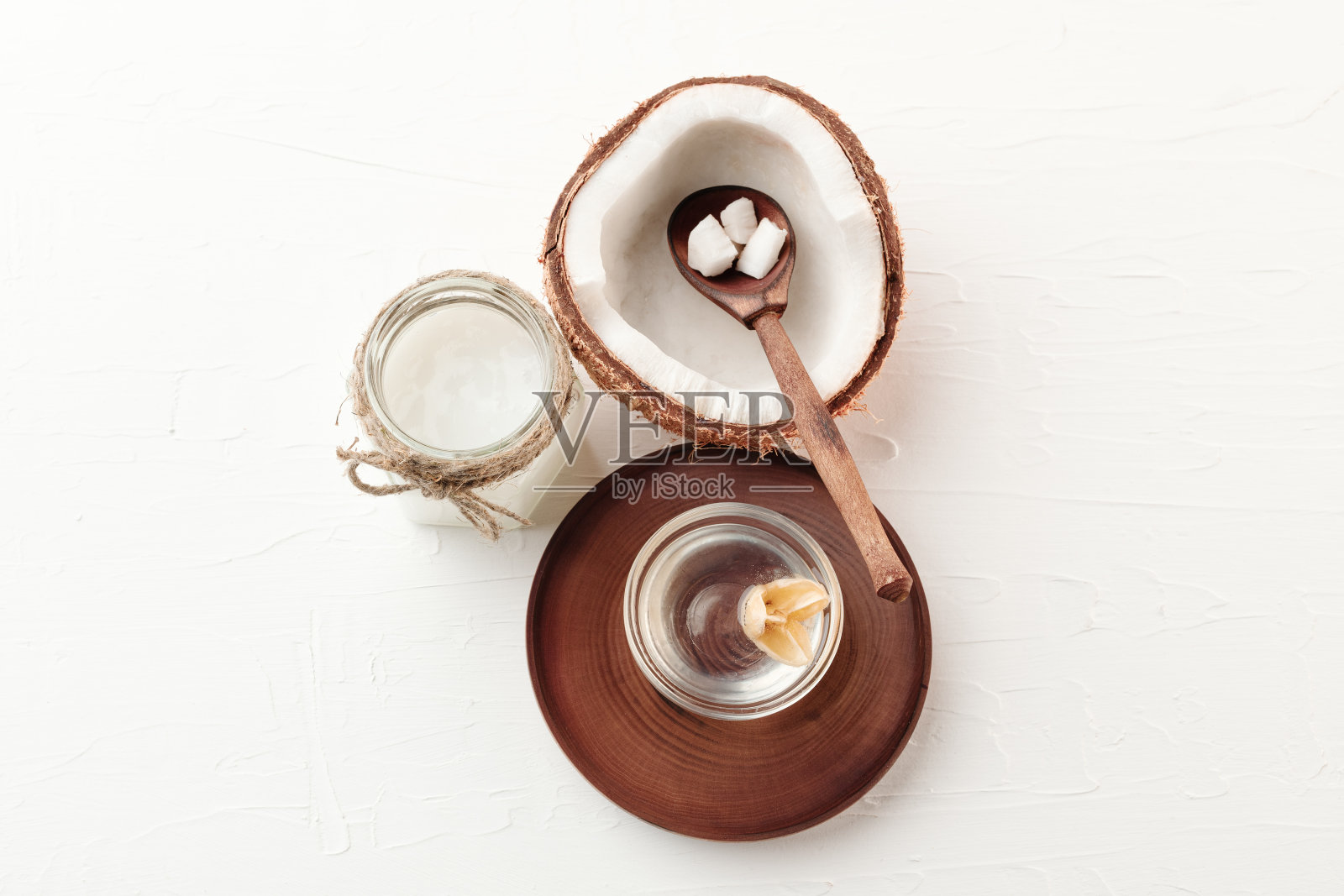 有机化妆品制备。椰子美容成分。牛奶油和奶油椰子在白色木质背景上俯视图照片摄影图片