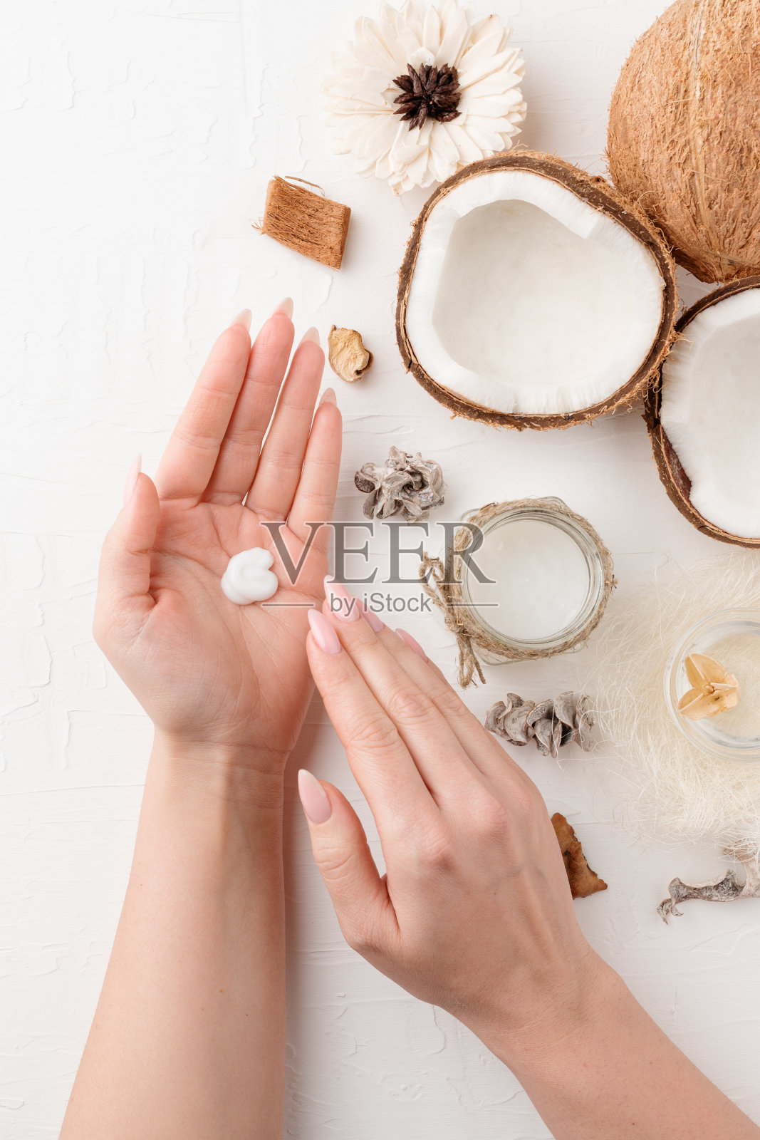 白色木质背景上的椰子有机化妆品顶视图照片摄影图片