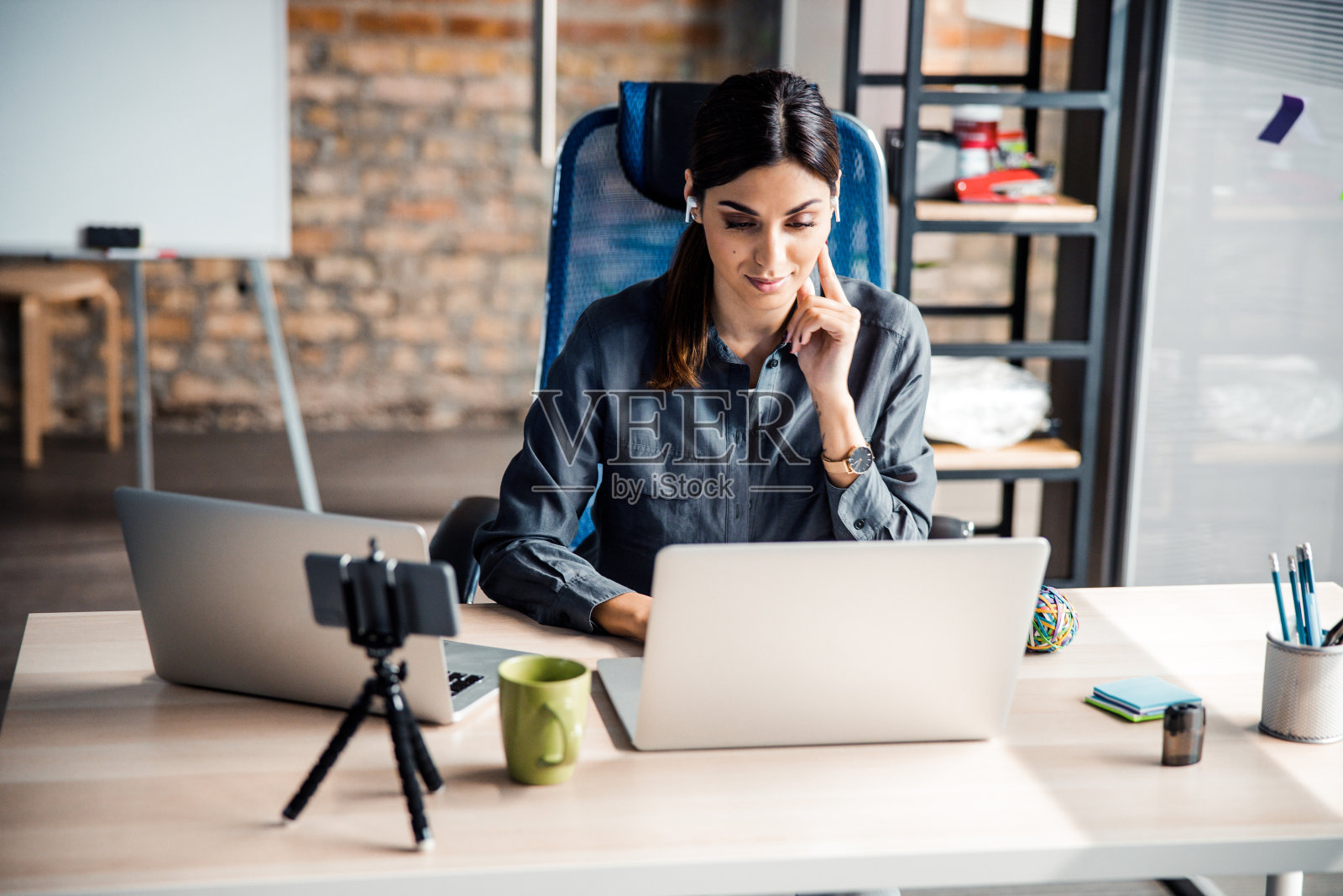 忙于项目的可爱年轻女商人照片摄影图片