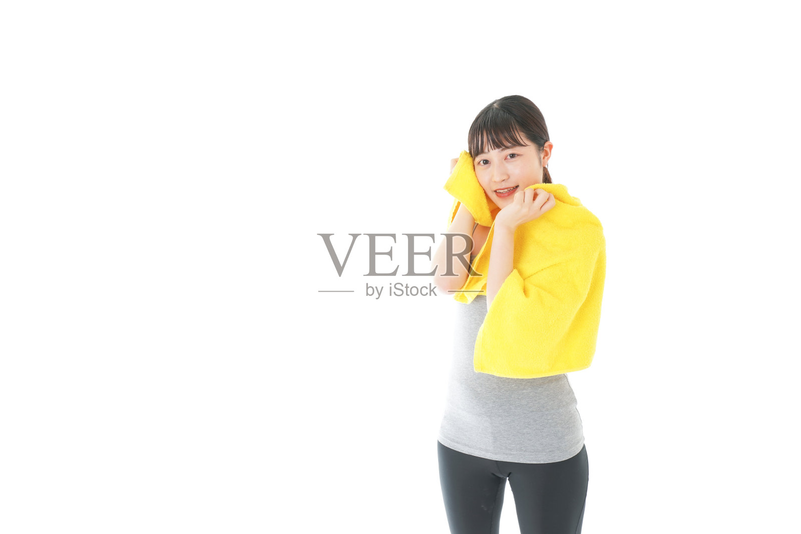 年轻女子在健身房洗澡照片摄影图片