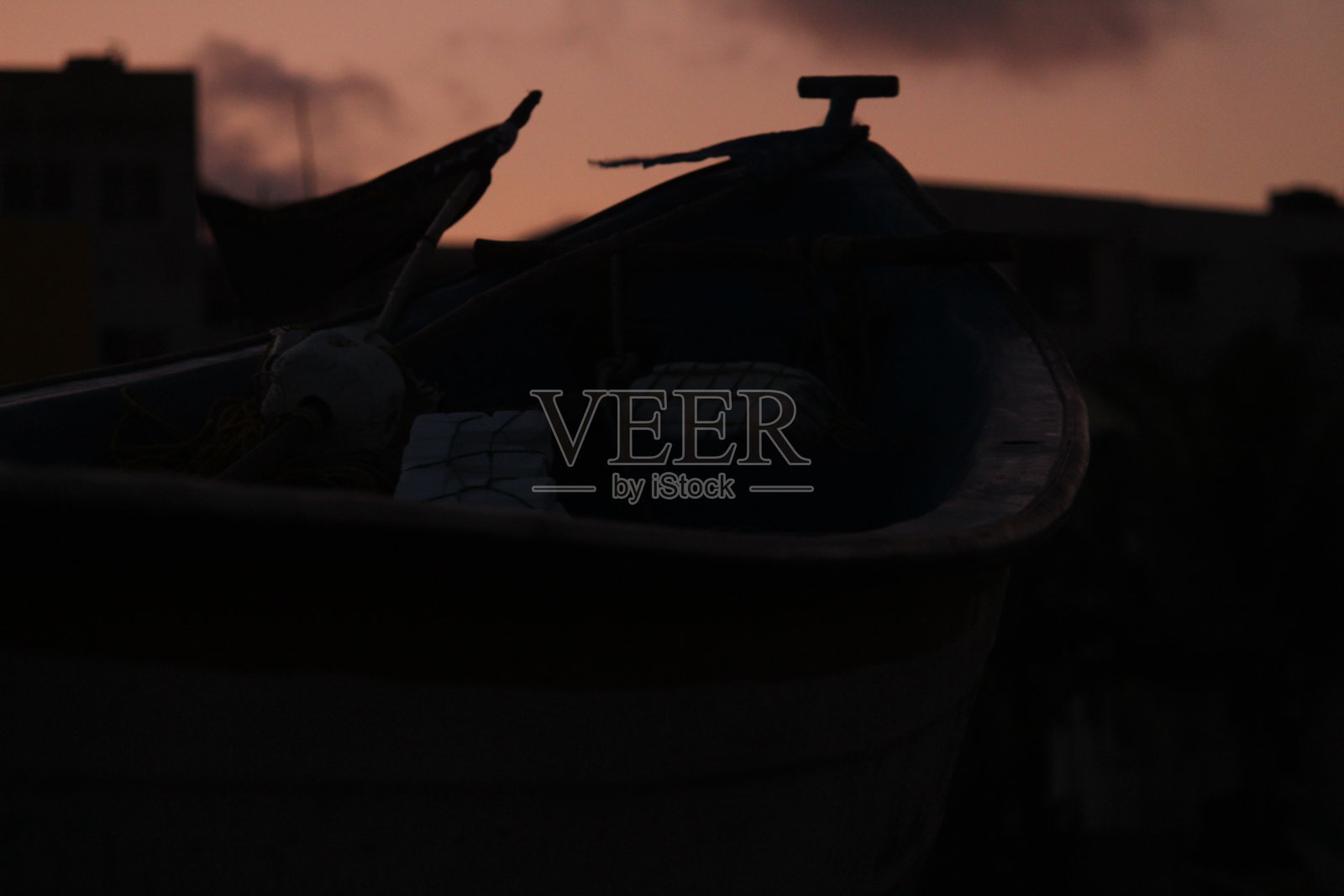 海滩孤舟剪影特写照片摄影图片