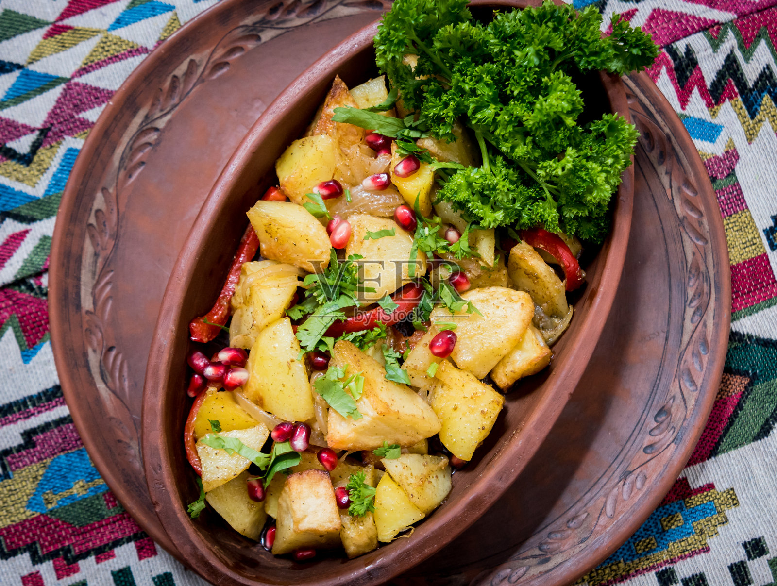 土豆泥锅里的炸土豆和肉片。欧洲菜肴。照片摄影图片