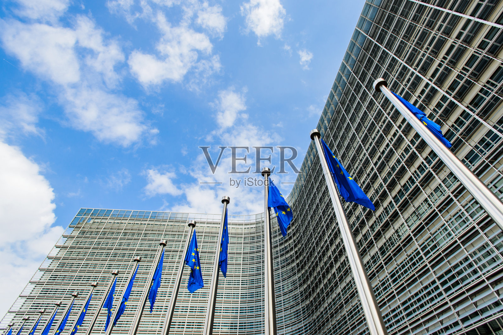 欧盟旗帜与欧盟委员会总部大楼,布鲁塞尔,比利时照片摄影图片