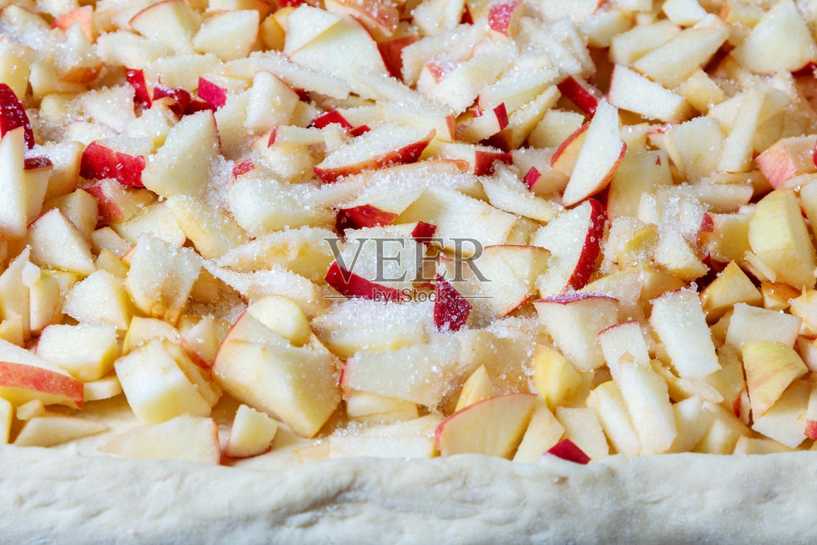 经典的苹果派配糖碎苹果。烹饪过程照片摄影图片