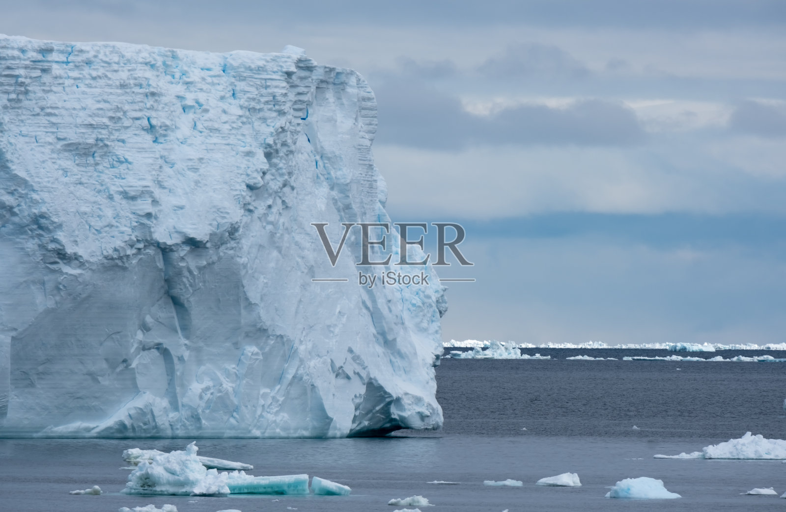 在巨大的冰山中航行,包括从南极洲罗斯冰架上诞生的世界上最大的B-15冰山照片摄影图片