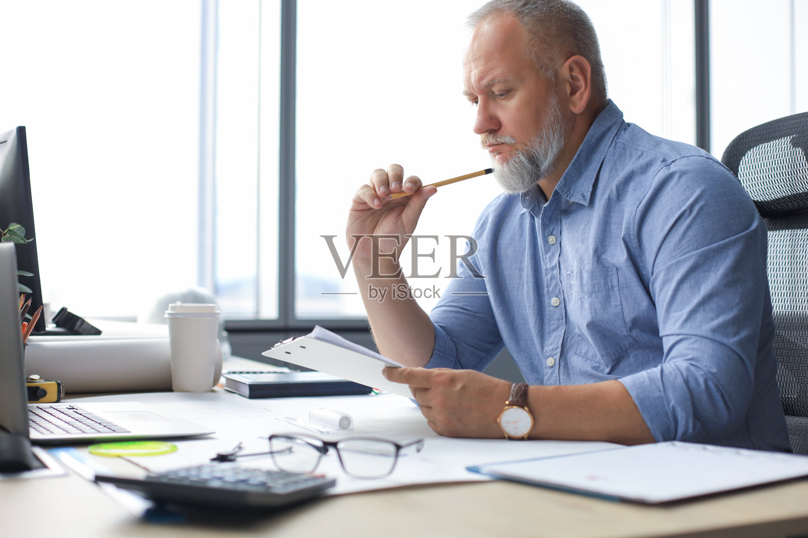 在办公室工作的年长建筑师绘图照片摄影图片