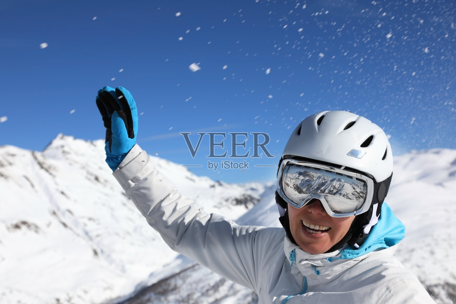 身穿滑雪服和头盔的年轻女子肖像照片摄影图片