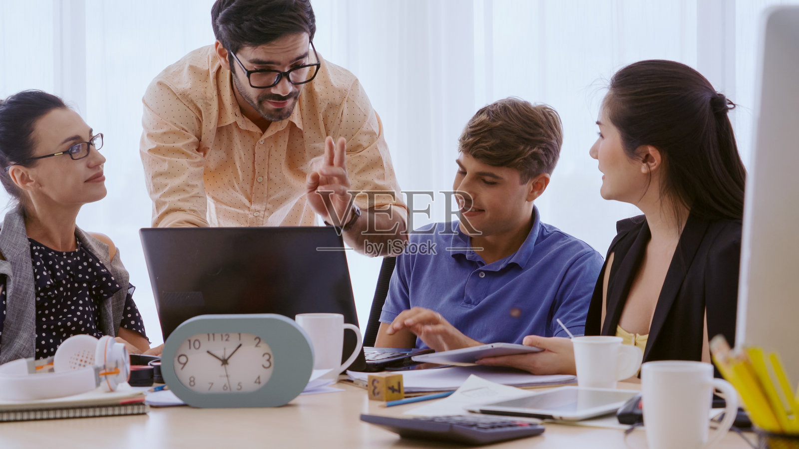 创意商务人员办公室小组会议。照片摄影图片