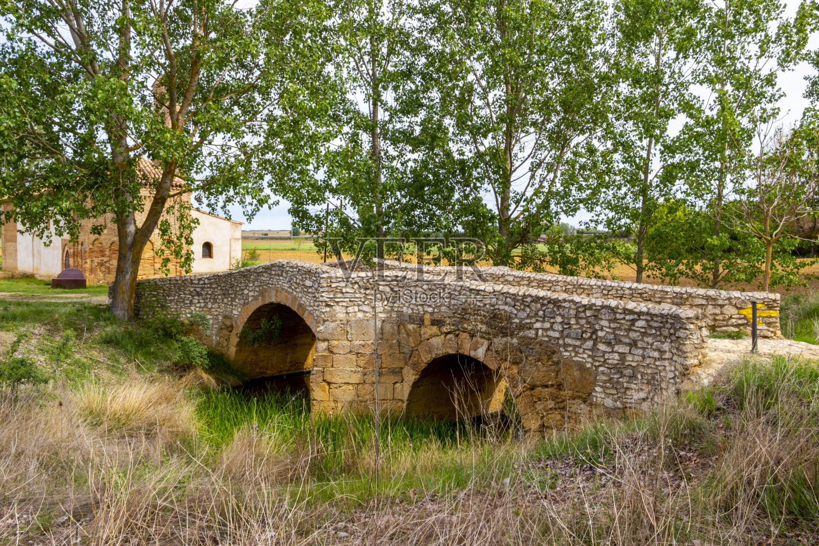 圣詹姆斯路上的古老建筑,圣地亚哥卡米诺,西班牙照片摄影图片