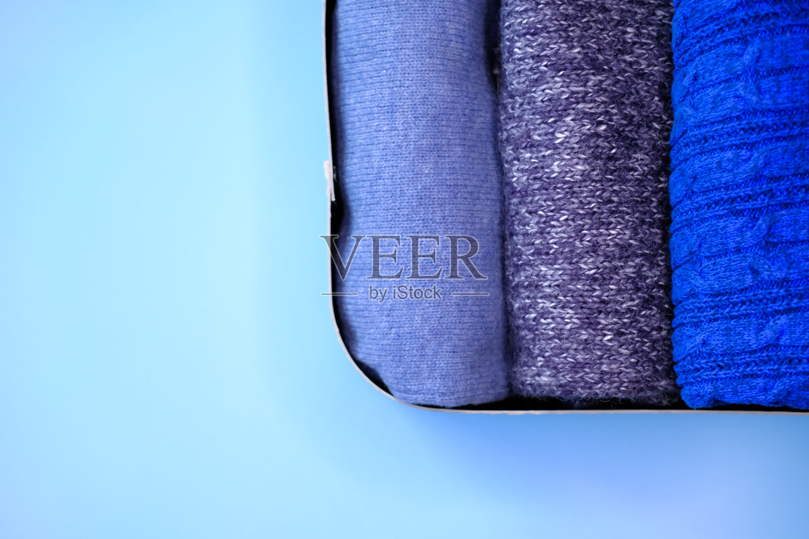 蓝色针织毛衣在纺织篮子。订货于衣柜,服装概念。照片摄影图片