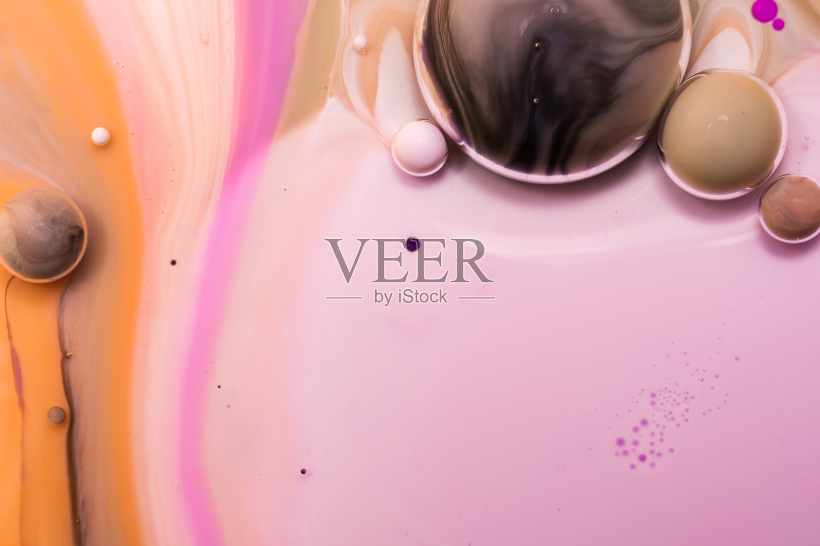 宏观的宇宙,底片和星星,多色的颜料。照片摄影图片