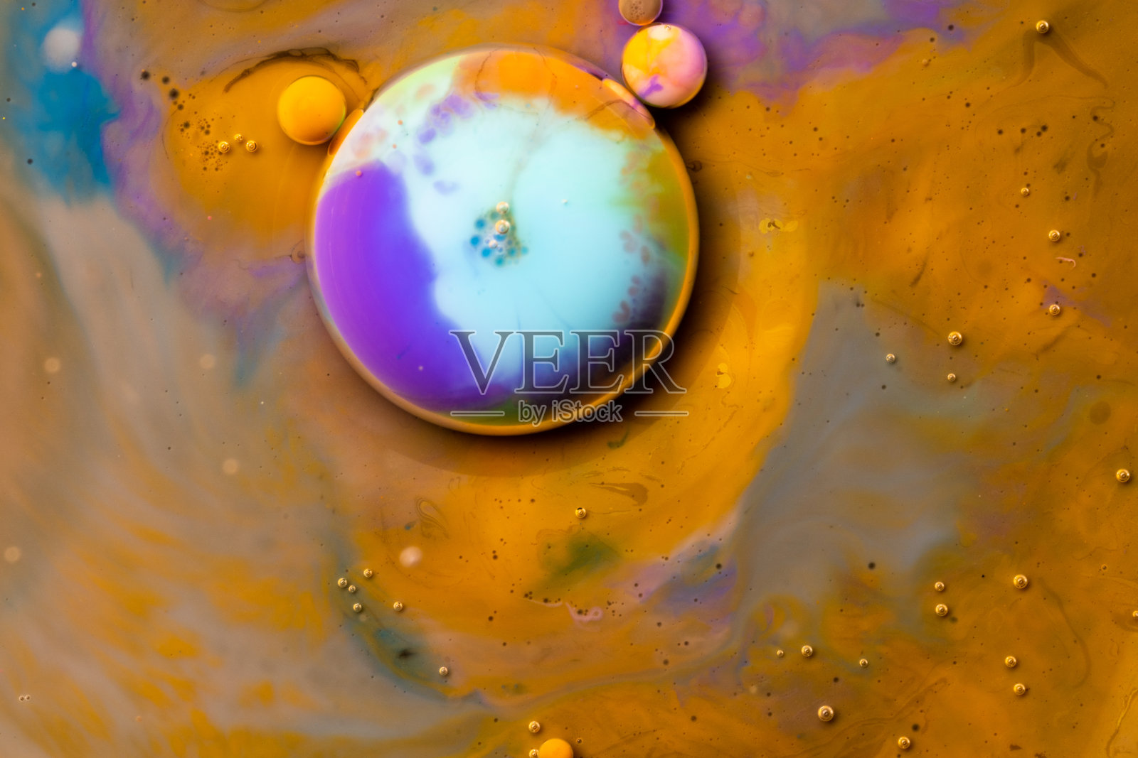 宏观的宇宙,底片和星星,多色的颜料。照片摄影图片