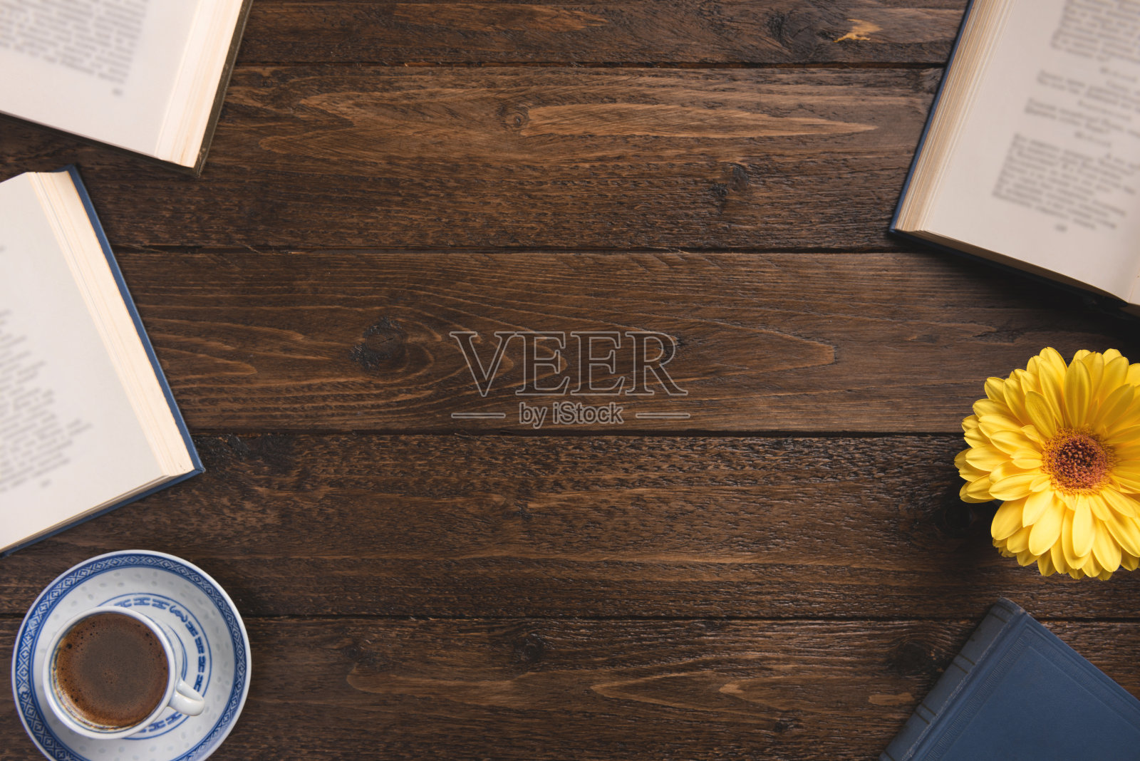 打开书和花,以木制为背景。平铺,俯视图,拷贝空间。照片摄影图片