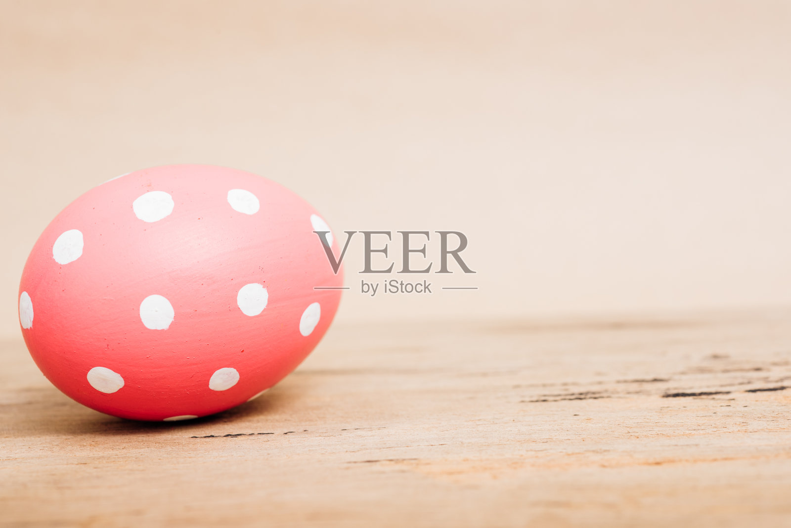 美丽的复活节粉色蛋在木制的背景照片摄影图片