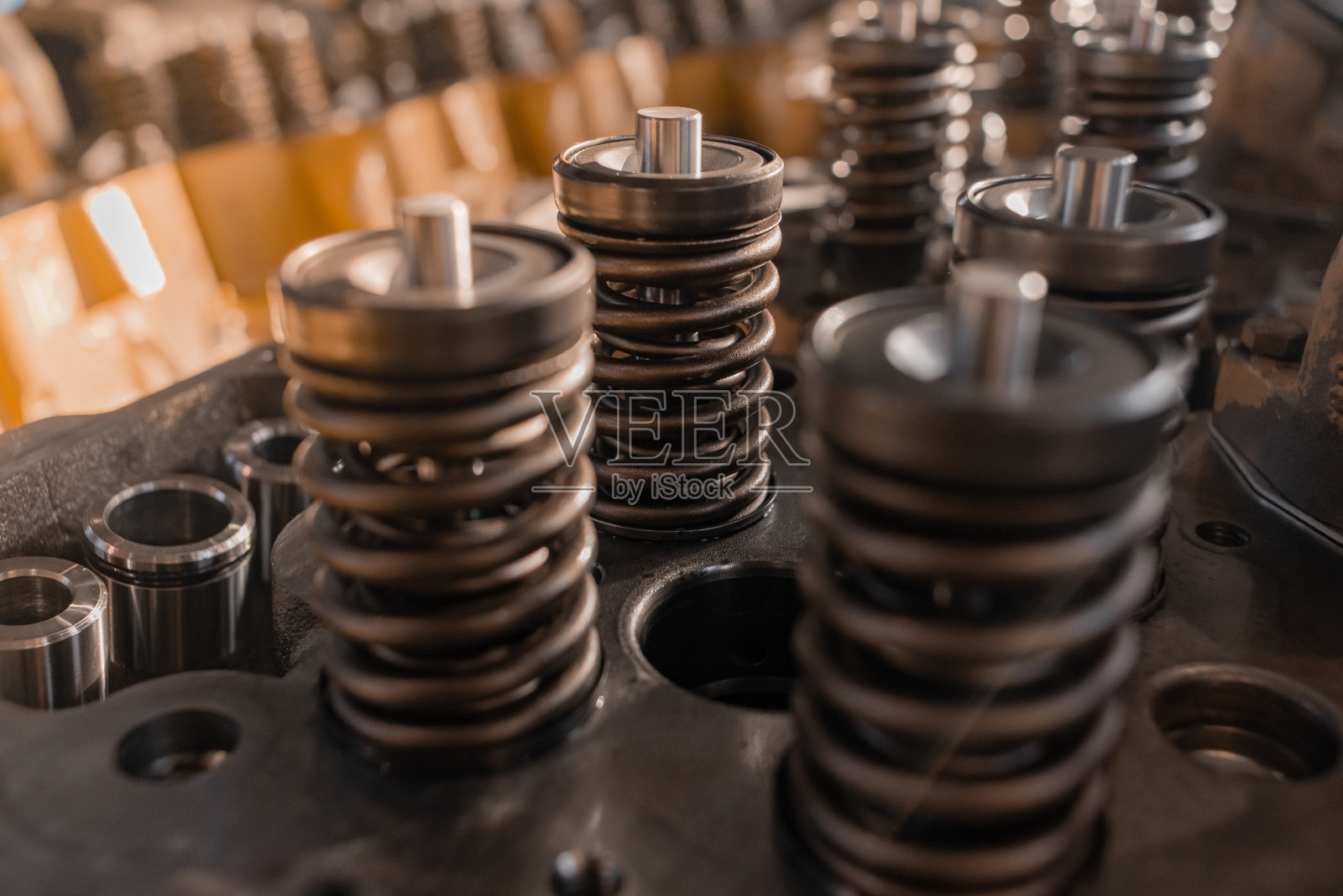 修理后,关闭汽车发动机缸盖上的气门,汽缸上的四个气门,汽车发动机修理。照片摄影图片