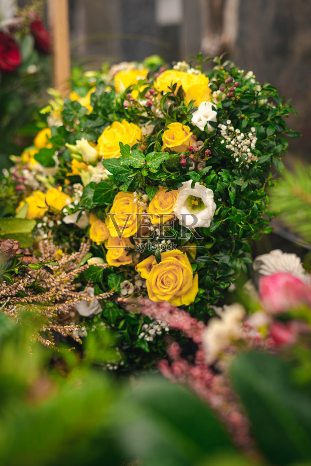 五颜六色的花和美丽的玫瑰照片摄影图片