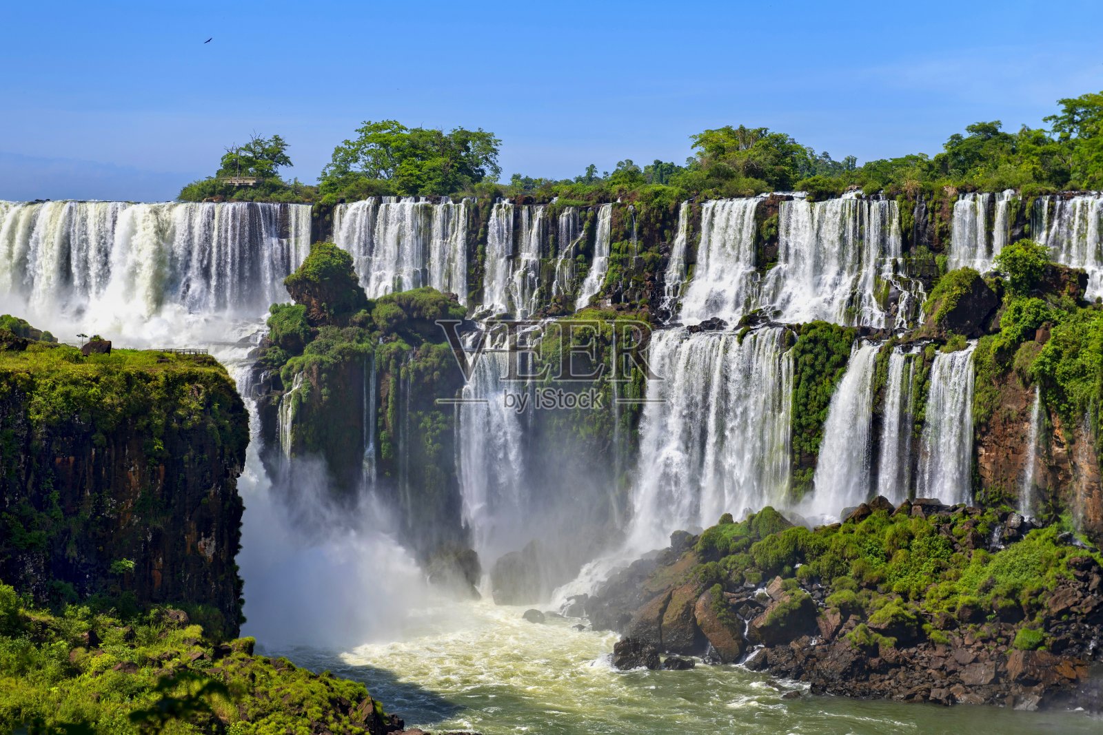 伊瓜苏瀑布位于阿根廷和巴西之间照片摄影图片