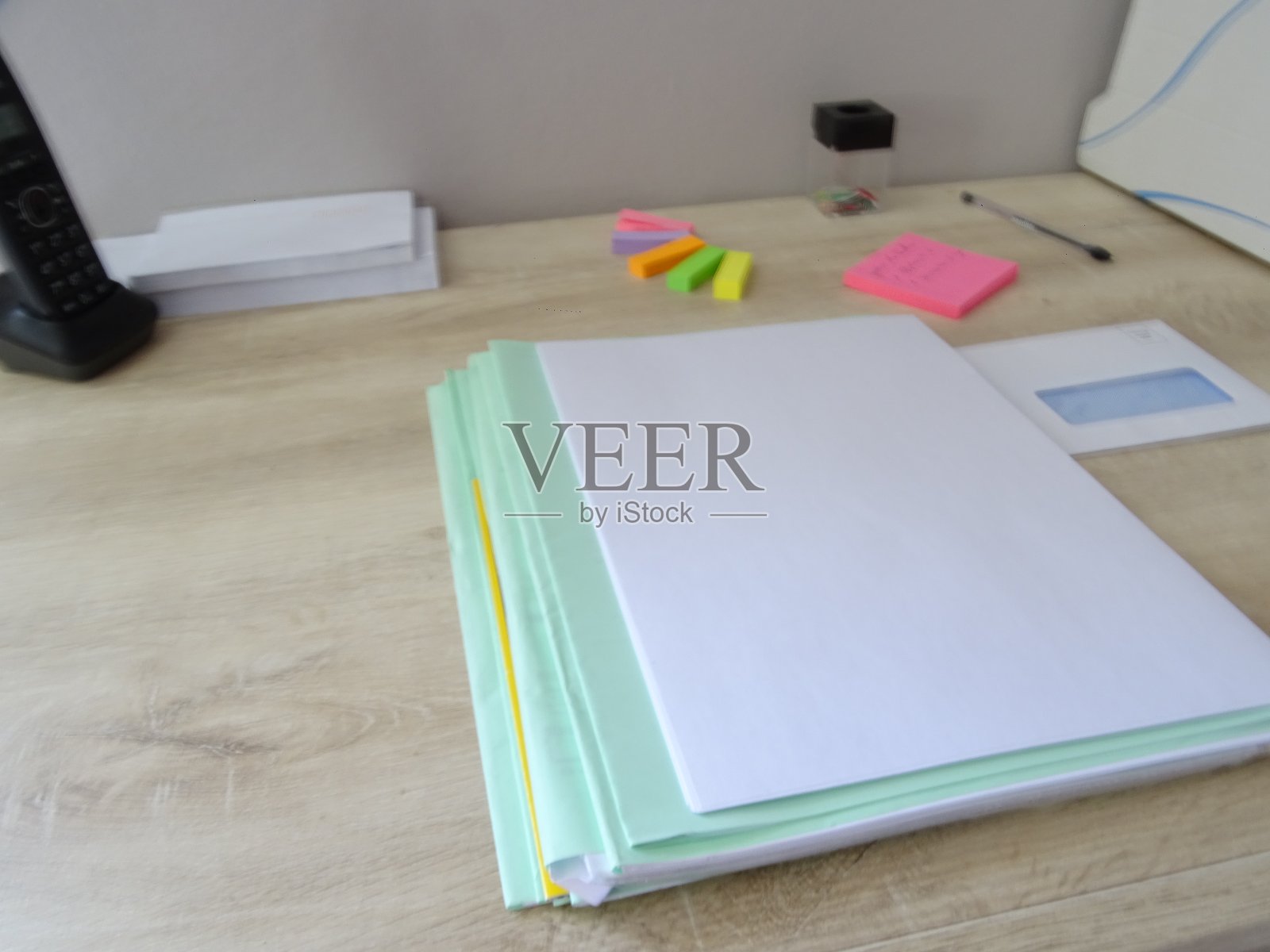 桌子上的文件夹照片摄影图片