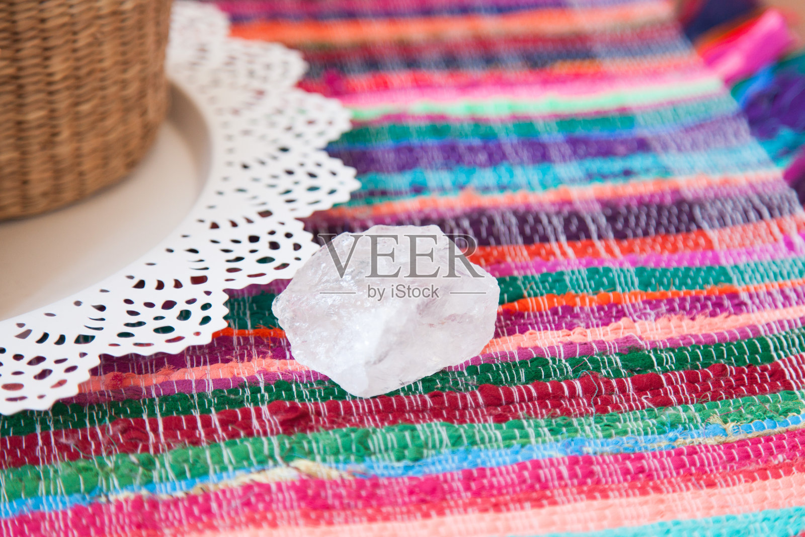 手拿音叉。照片摄影图片