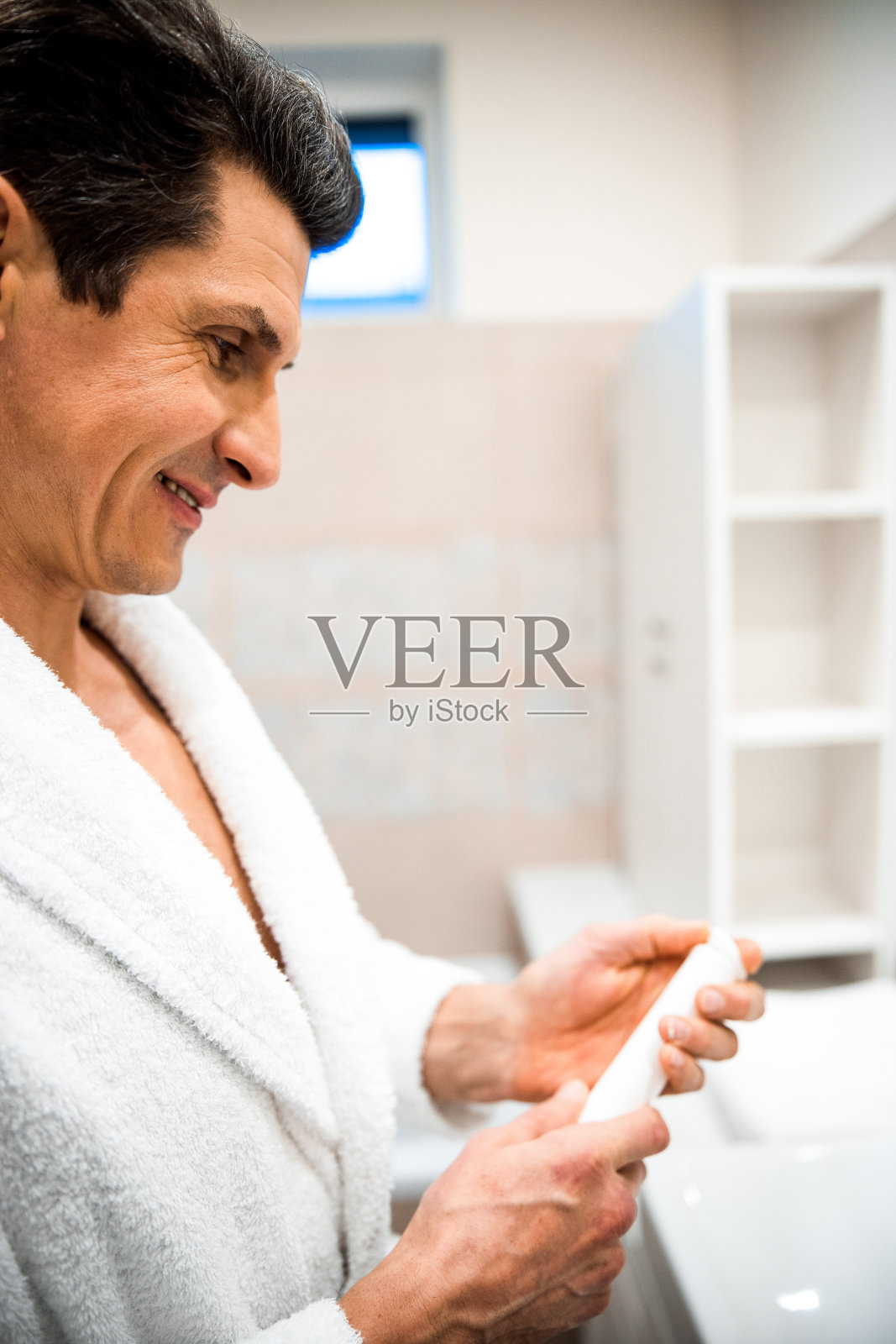 成年微笑的男人拿着一包维他命照片摄影图片