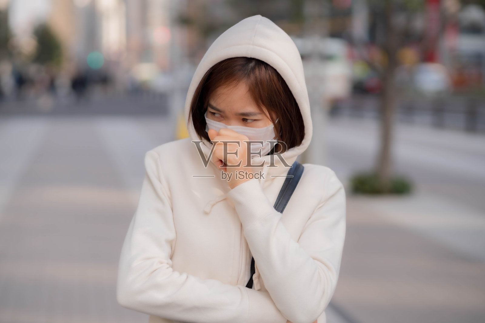 年轻女子在户外戴着口罩照片摄影图片