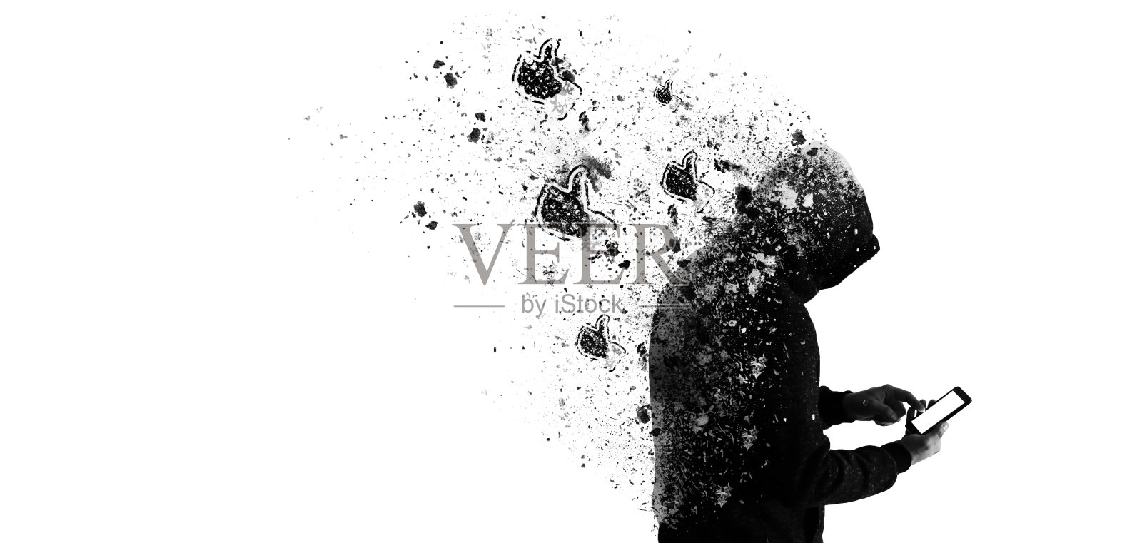 穿着帽衫的男人拿着手机,白色背景隔离。男人正在等待点赞和评论。沉迷于社交网络。照片摄影图片